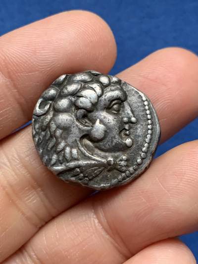 《竞宝斋》第463-465场 周日，周一，周二，3场连拍 （全场包邮）欢迎送拍 - 炫彩少见 亚历山大型四德拉克马托勒密一世·索特 古希腊公元前317/6年，推罗铸。为托勒密一世.索特(PtolemyISoter)在亚历山大大帝死后担任埃及总督时期所发行，地点为腓尼基的推罗城(Tyre)。正面为赫拉克勒斯头像，头戴象征英雄身份的狮皮;背面为雷神宙斯端坐，左手持权杖，右手托鹰。17.05g，21.9mm