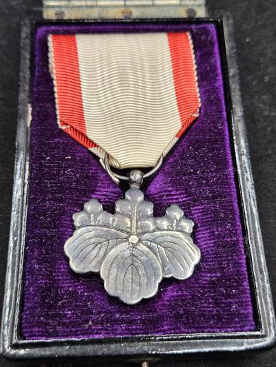 0元起拍勋章 第331期 咸鱼国勋章拍卖专场 2月4日（周三）下午6：00开始 - 八等白叶章银制带盒 盒有损