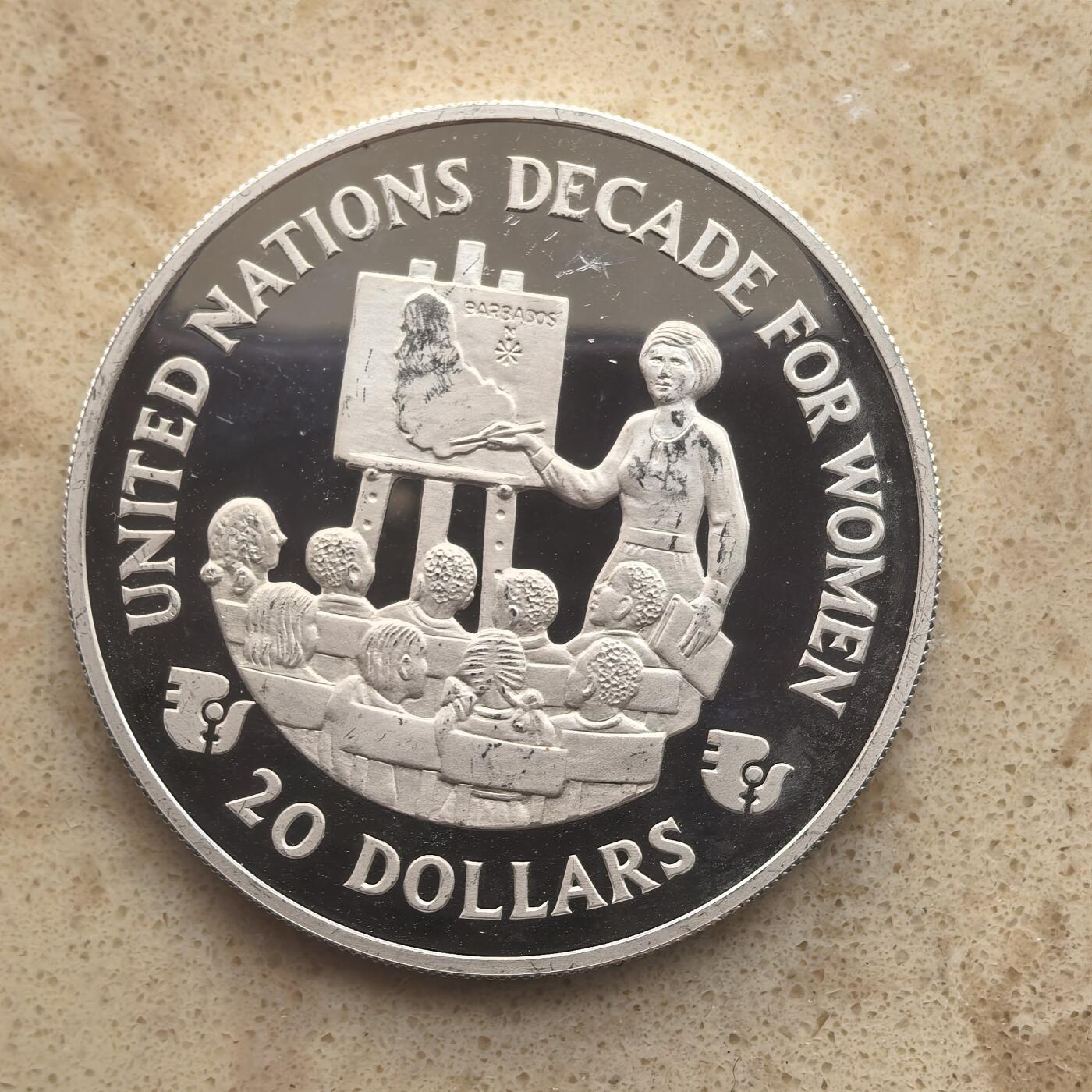道一币馆币章第一百六十五场 巴巴多斯1985年保障妇女权益20元精制银币 23.33g 925s 1633