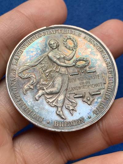 《竞宝斋》第463-465场 周日，周一，周二，3场连拍 （全场包邮）欢迎送拍 - 德国不来梅市大银章，1874年德国国际土木工程银章，直径43.3MM，49.45克，品相UNC，带彩，细节见图。