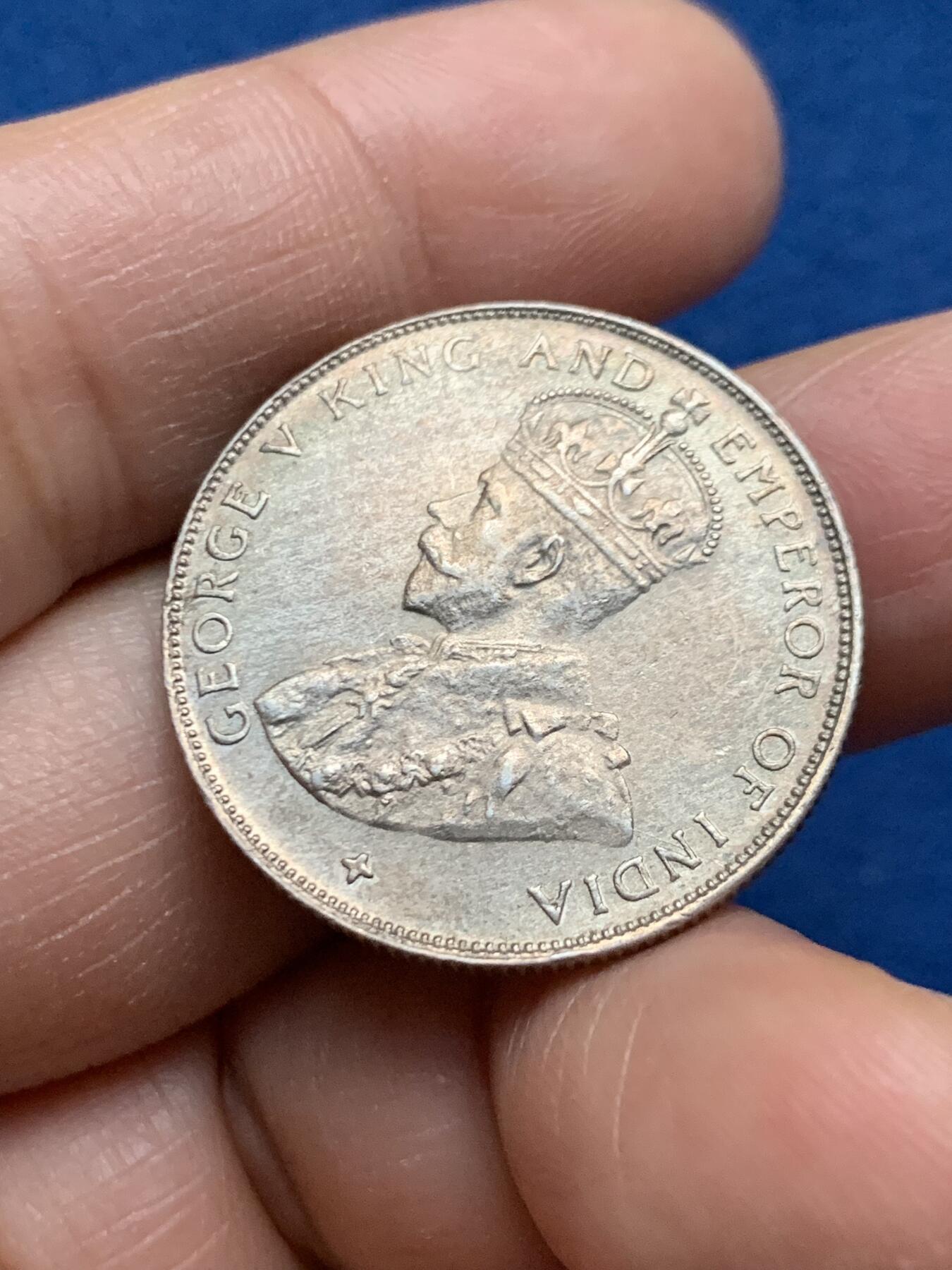 《竞宝斋》第463-465场 周日，周一，周二，3场连拍 （全场包邮）欢迎送拍 英属海峡殖民地50分银币，1921年乔五，香槟金色包浆带彩，很好看，可自行送评