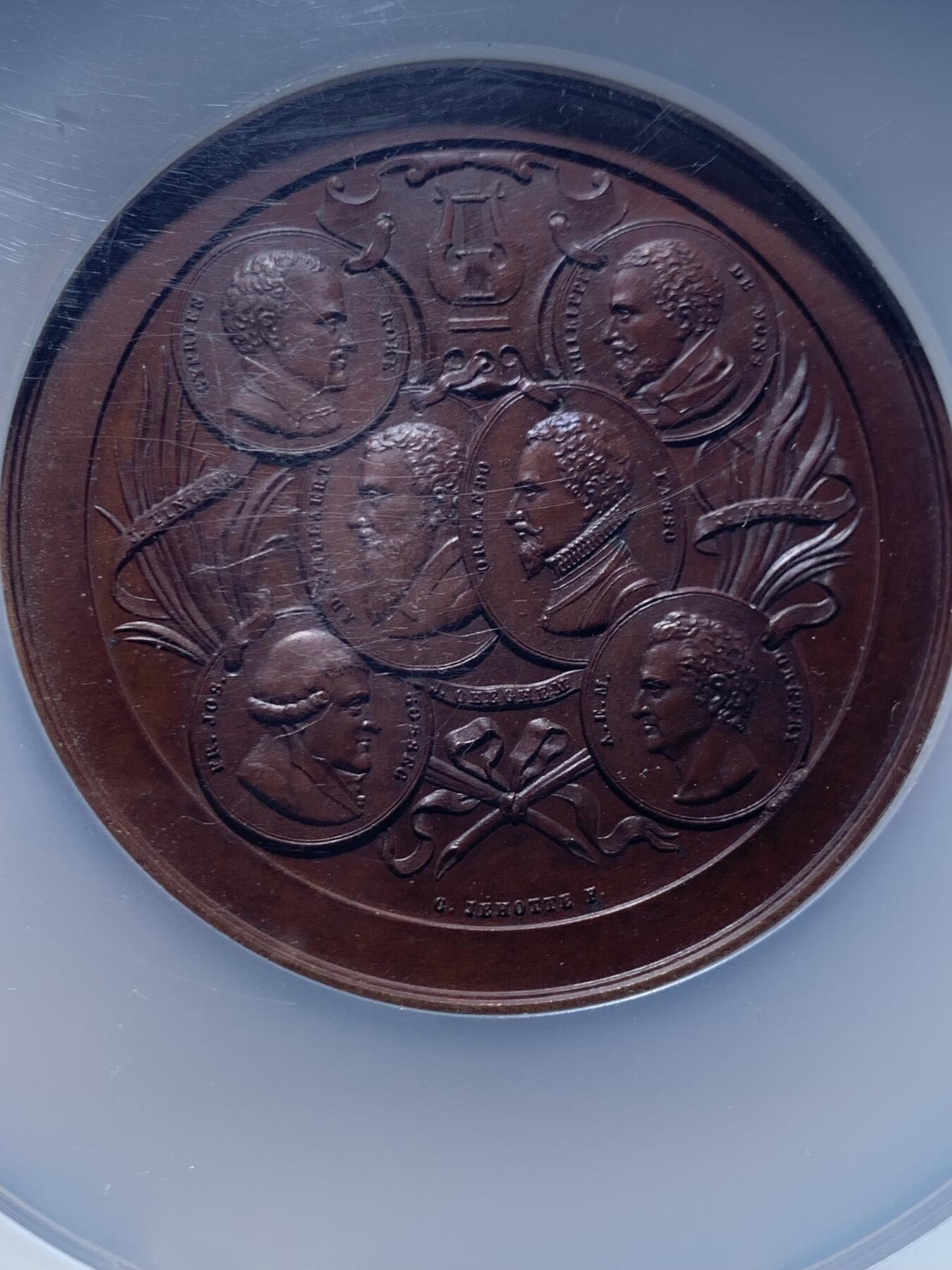 《竞宝斋》第463-465场 周日，周一，周二，3场连拍 （全场包邮）欢迎送拍 NGC MS66BN 比利时利奥波德二世的君主世系群像大铜章，老盒严评，大尺寸铜章，约108克，红棕色包浆状态极佳。正面为利奥波德二世侧像，背面为历代比利时君主肖像，打制细节极好。超大盒封装，盒子边缘有磕，细节见图。