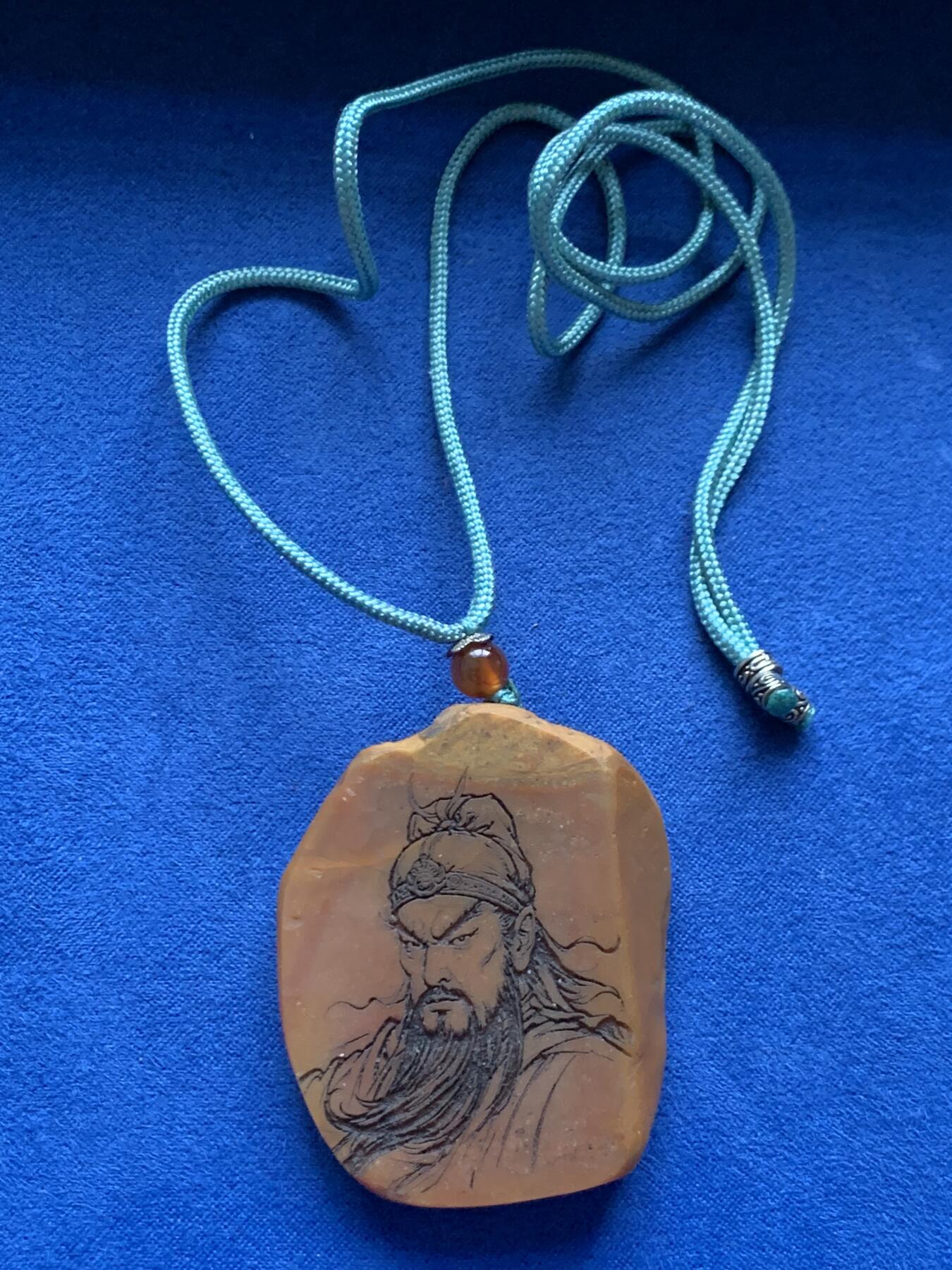 《竞宝斋》第463-465场 周日，周一，周二，3场连拍 （全场包邮）欢迎送拍 黄蜡石石雕·关羽 挂件，也可去绳做手把件，带绳重34.9克。佛教中，供奉关羽的偏殿是主财位，原石切面打磨，关羽的神态，飘逸的胡须刻画细腻