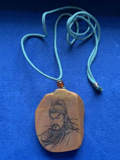 《竞宝斋》第463-465场 周日，周一，周二，3场连拍 （全场包邮）欢迎送拍 - 黄蜡石石雕·关羽 挂件，也可去绳做手把件，带绳重34.9克。佛教中，供奉关羽的偏殿是主财位，原石切面打磨，关羽的神态，飘逸的胡须刻画细腻