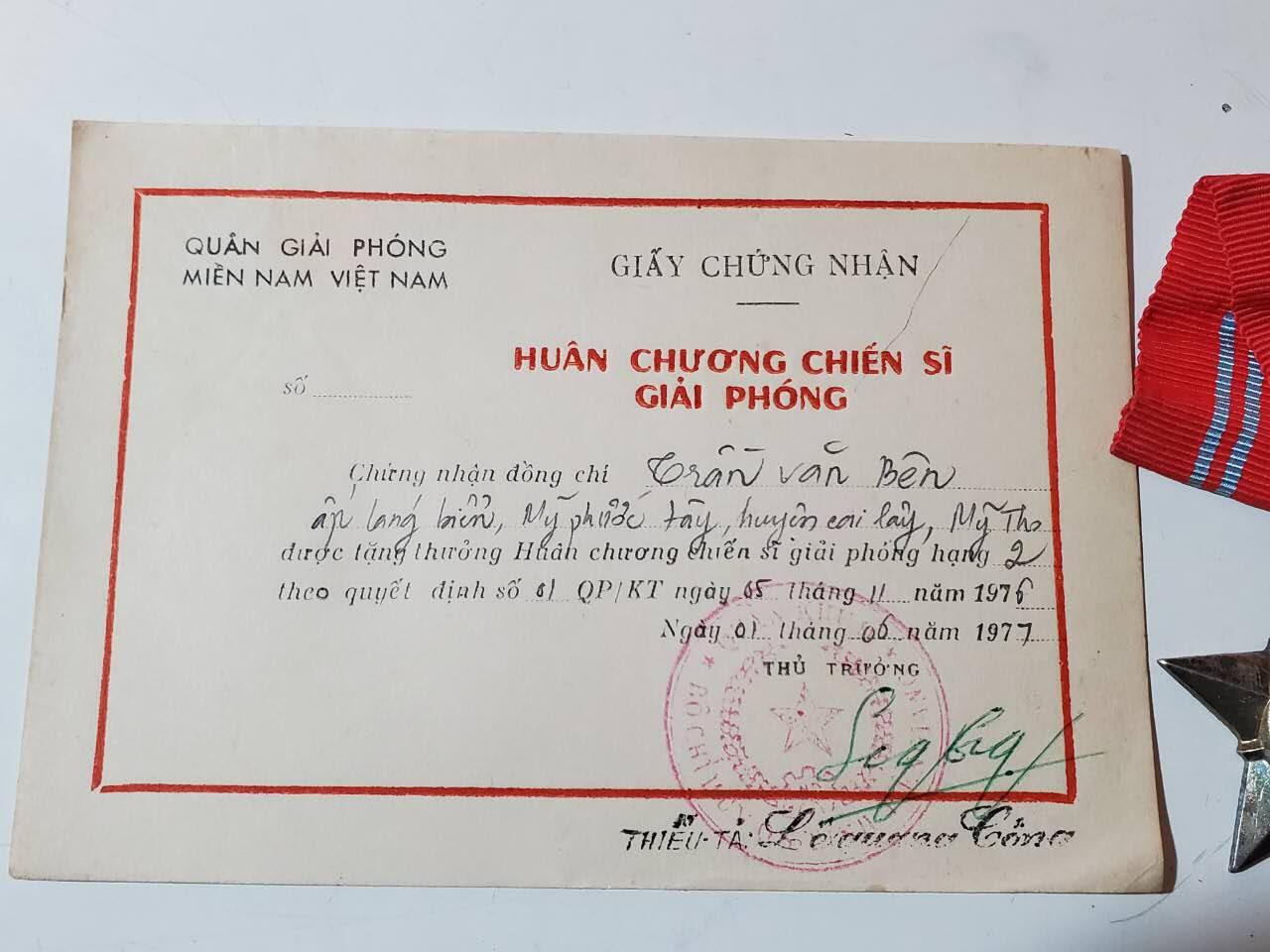 韵星假日军品类拍卖第三十九期暨默多克中校夫妇专场 -- Rimey Holidays Militaria Auction 39 & The Modoks Collection  越南南方共和国（越共）越战战时二级解放战士勋章 早期白铜镀银版本  非常厚重 漆面未掉 实发白铜稀有 非后期铝制作 