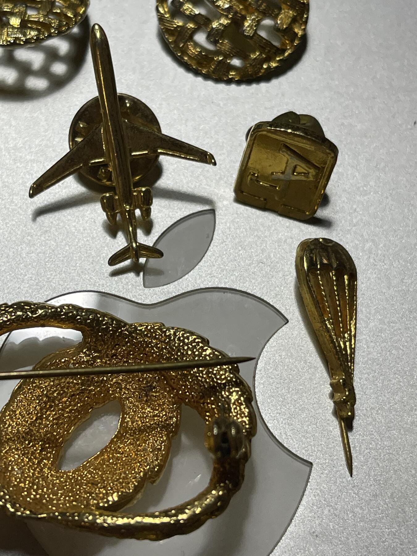 法国金色伞降飞机扣子亚伯拉罕三教犹太天主基督穆斯林和谐徽章胸针一套出（可交换朝鲜苏联章）