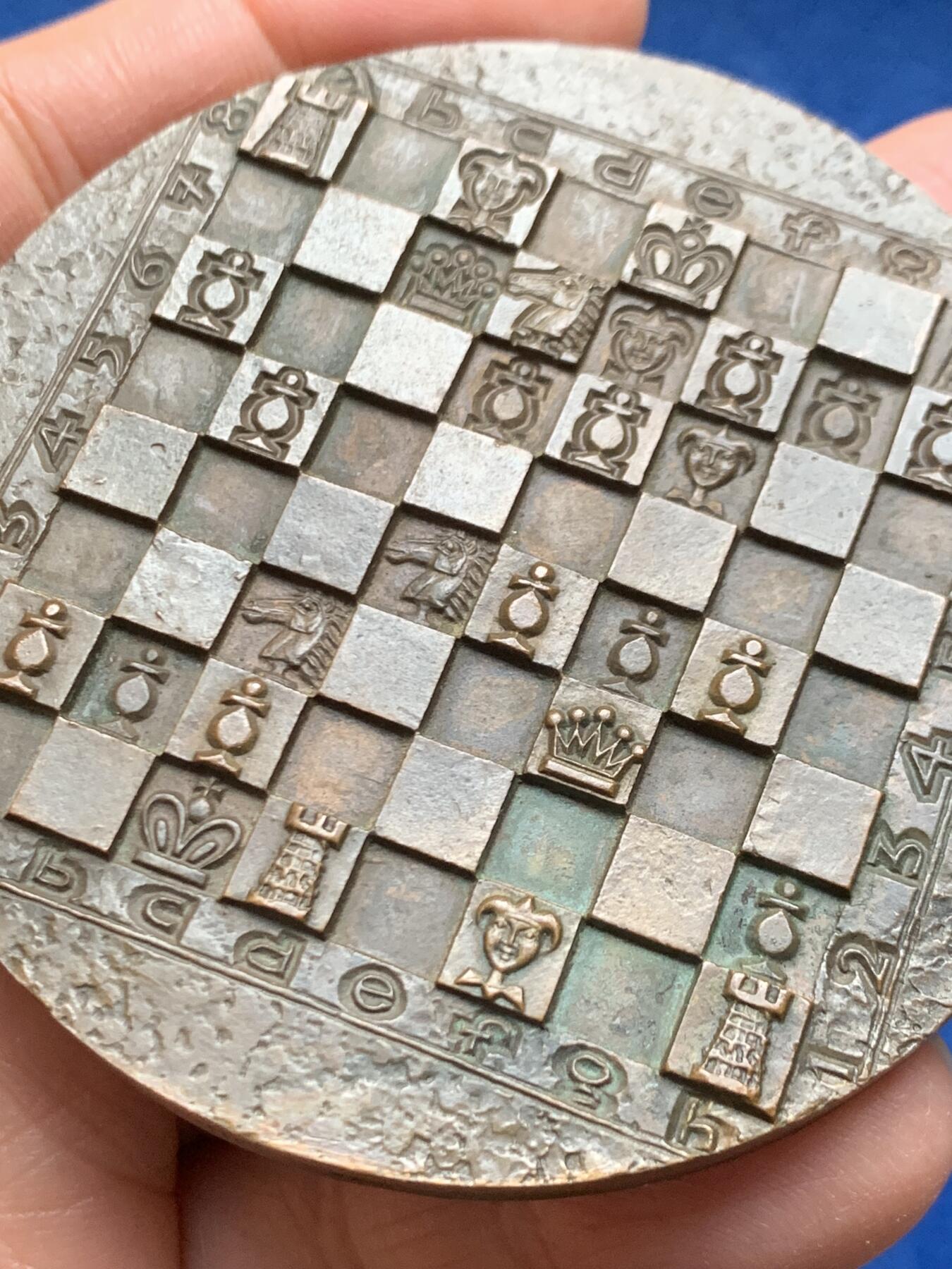 《竞宝斋》第463-465场 周日，周一，周二，3场连拍 （全场包邮）欢迎送拍 国际象棋超高浮雕纪念大铜章 少见 重211克 67.5mm