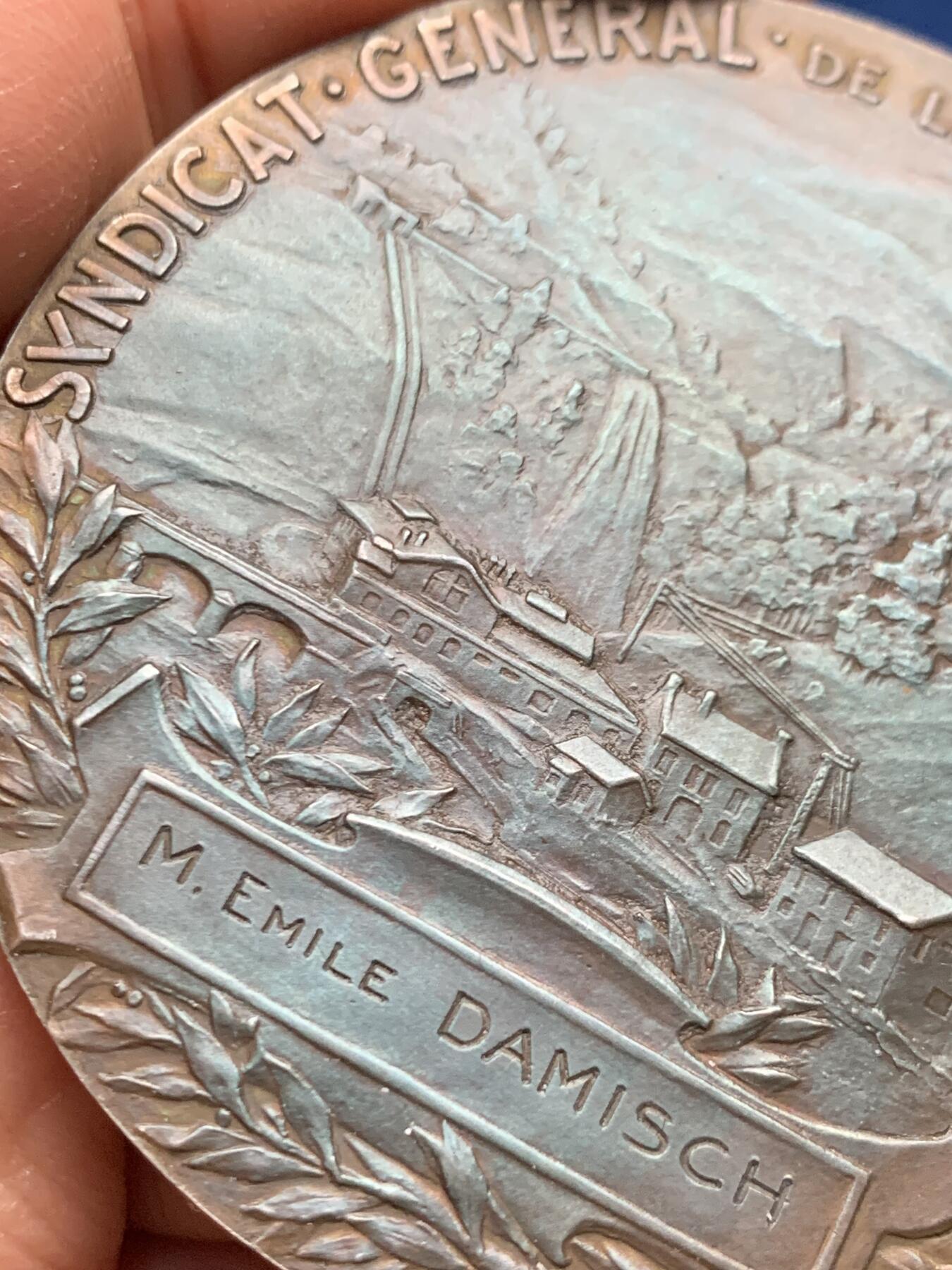 《竞宝斋》第463-465场 周日，周一，周二，3场连拍 （全场包邮）欢迎送拍 法国大银章清凉女神奖，新艺术大师-炫妻狂魔皮列CH.Pillet作品，此章上的女神还是以他老婆为原型。女神从云端向人间挥洒闪电，寓意电力带来光明，背面雕刻是通上电的小山村景色，边铭丰饶角2argent，直径67.2mm，重量99g。