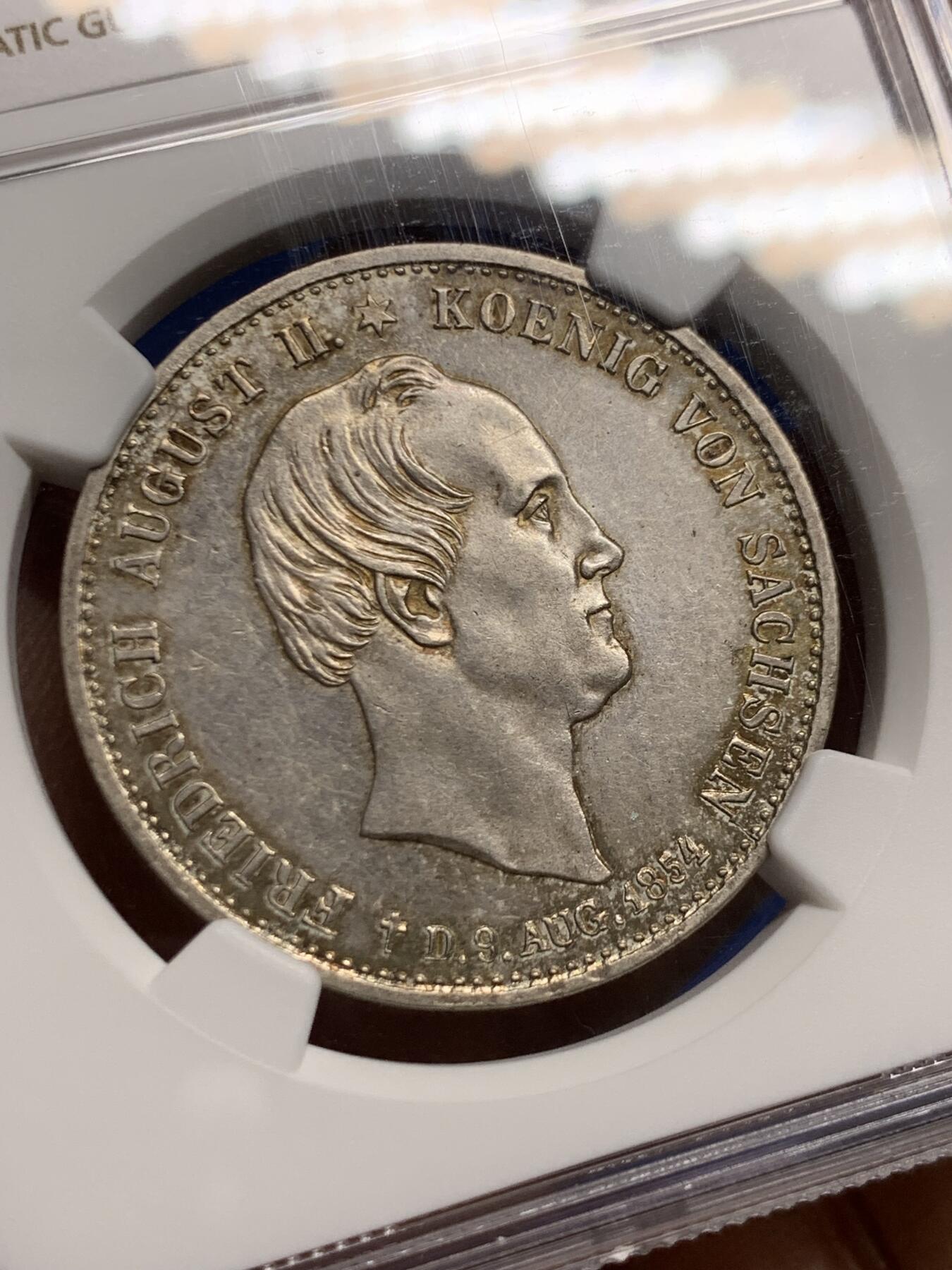 《竞宝斋》第463-465场 周日，周一，周二，3场连拍 （全场包邮）欢迎送拍 NGC MS62 德国萨克森1854奥古斯都逝世纪念泰勒，此版背面双神胸部通常模糊，这枚高点清晰十分难得，欧洲拍来裸币送评，越来越贵的品种！