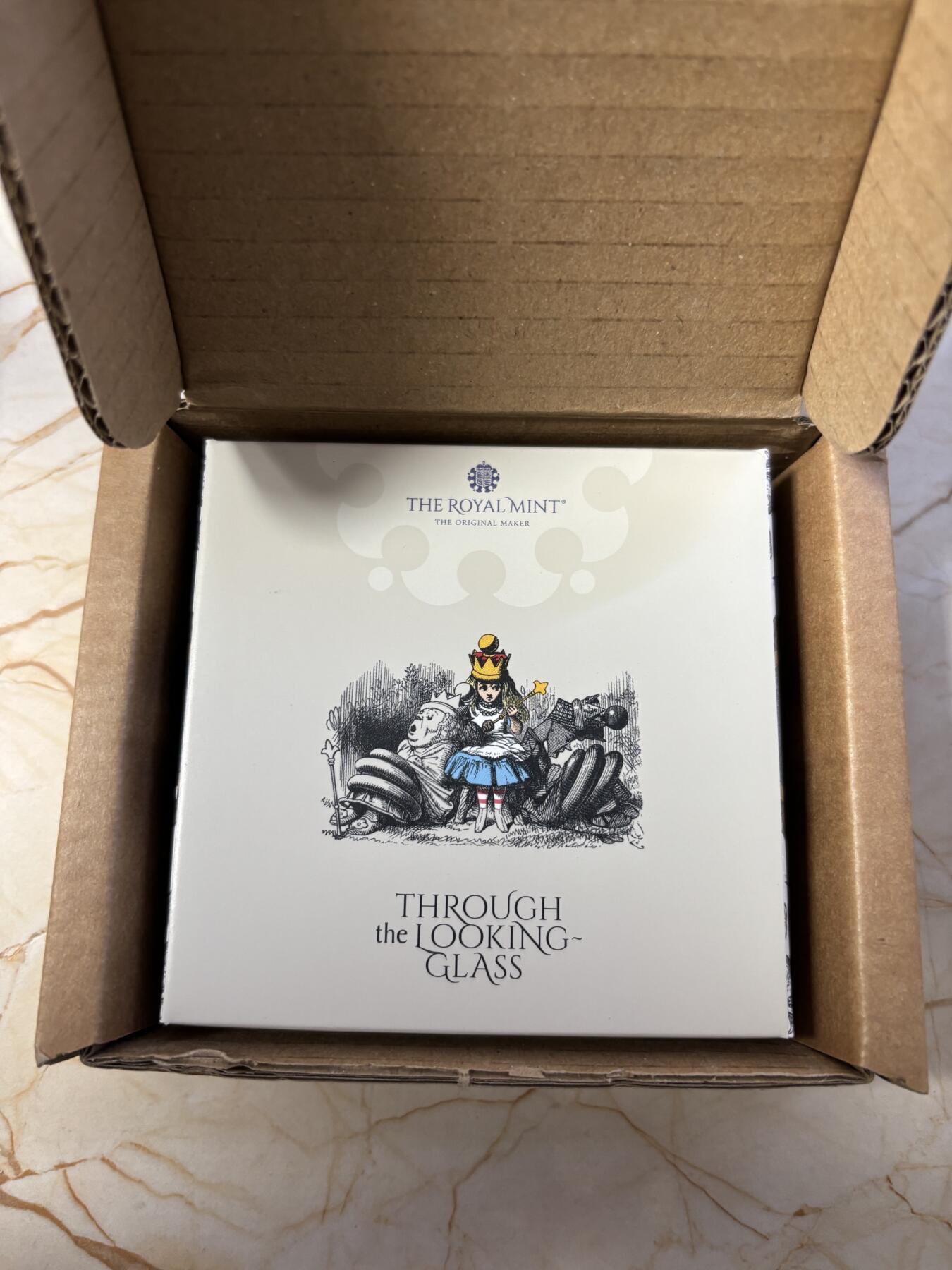 第190期拍卖 英国2021年爱丽丝梦游仙境2镜中奇遇记纪念银币，999银，发行3500枚，有氧化