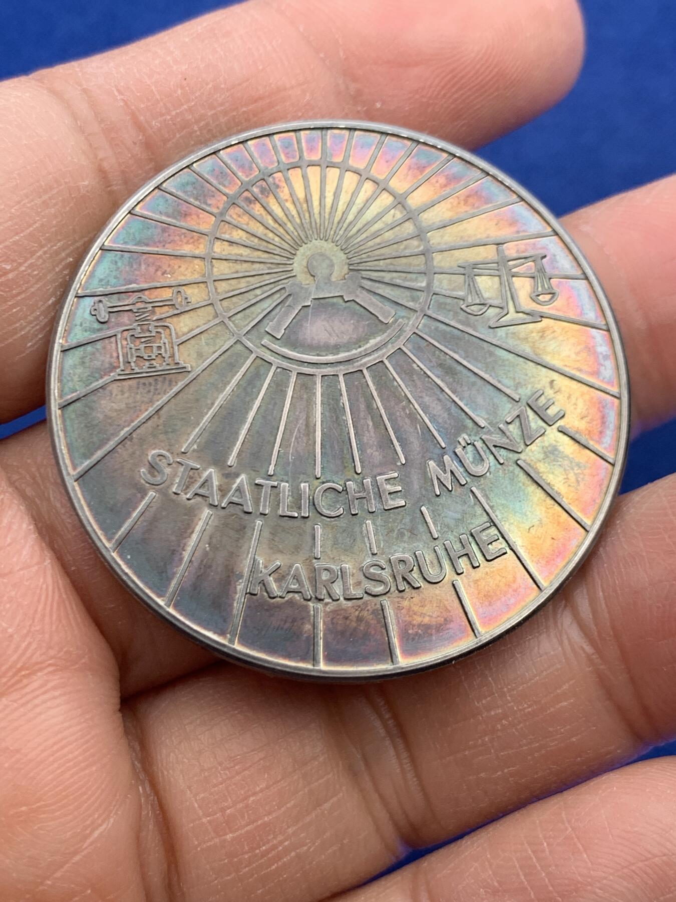 《竞宝斋》第463-465场 周日，周一，周二，3场连拍 （全场包邮）欢迎送拍 德国纪念卡尔斯鲁厄造币厂建成纪念银章 24.75克 40.2mm 好品 带盒