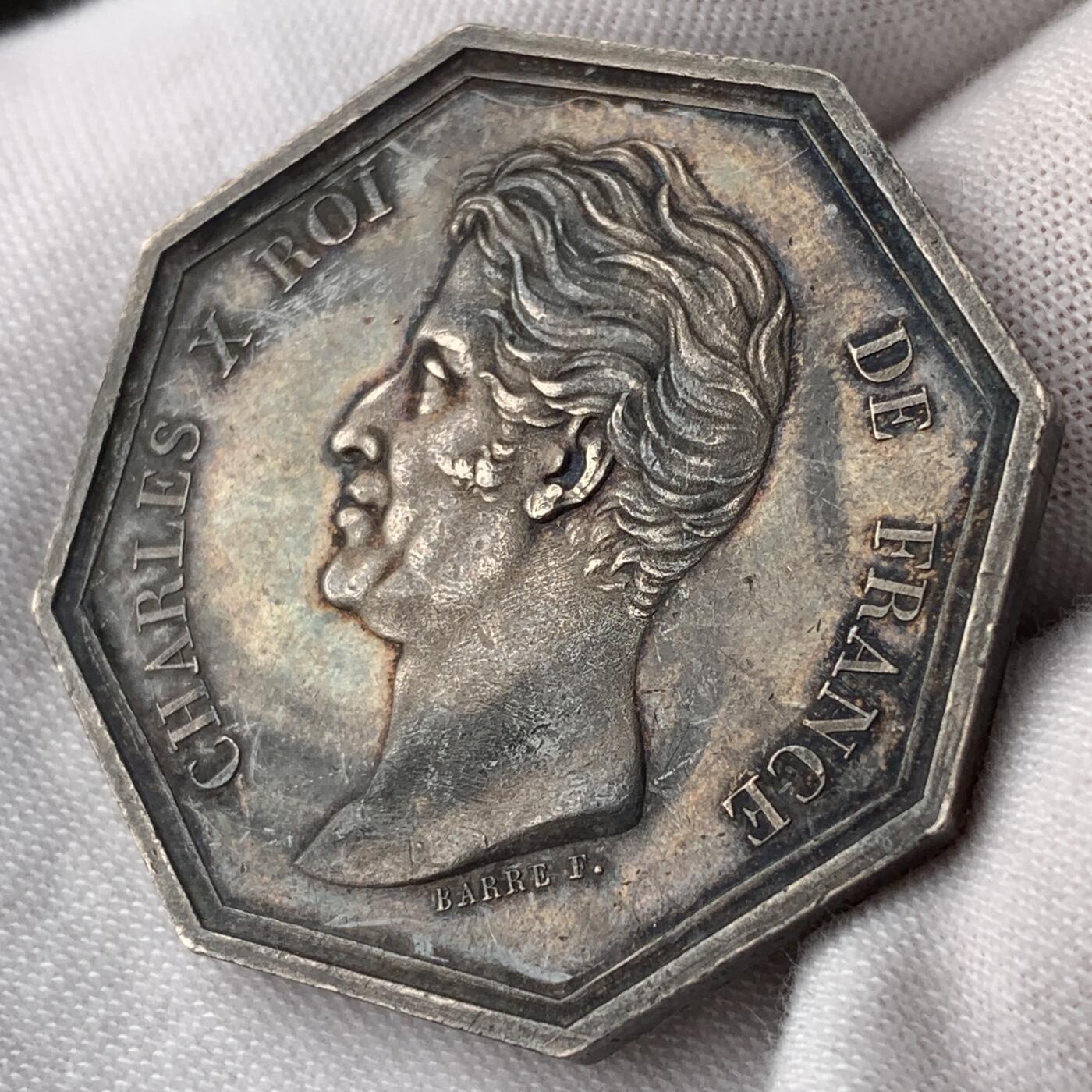 掌中浮雕-藏着的欧洲第052场 法国查理十世头像巴黎商业法庭八角银章，35.5mm，20.35g，光边无边铭