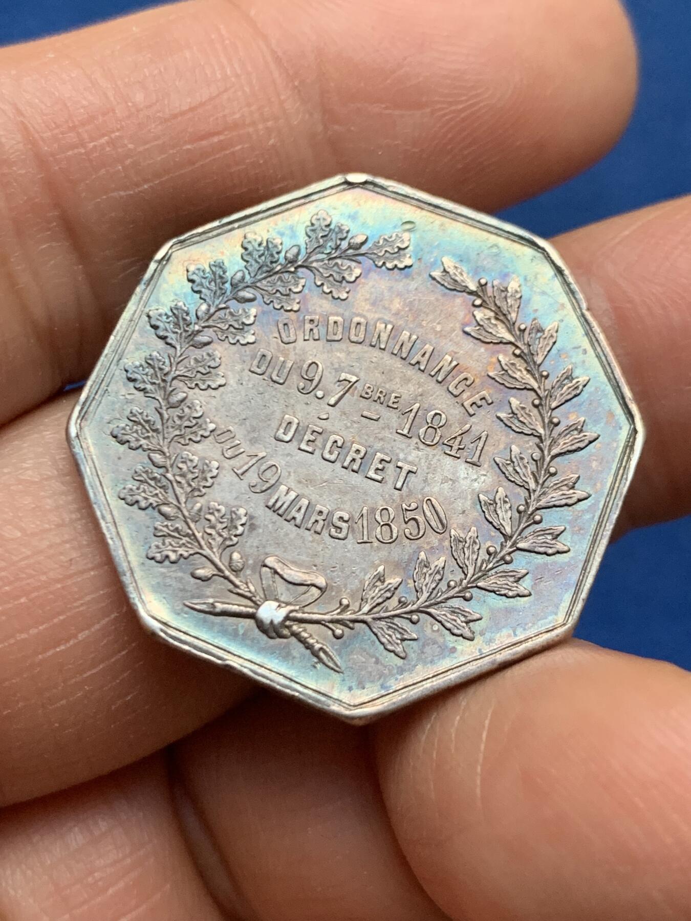 《竞宝斋》第463-465场 周日，周一，周二，3场连拍 （全场包邮）欢迎送拍 法国巴黎储蓄基金八角银质代币 直径28.7mm 重11.2g 蜜蜂银标边铭