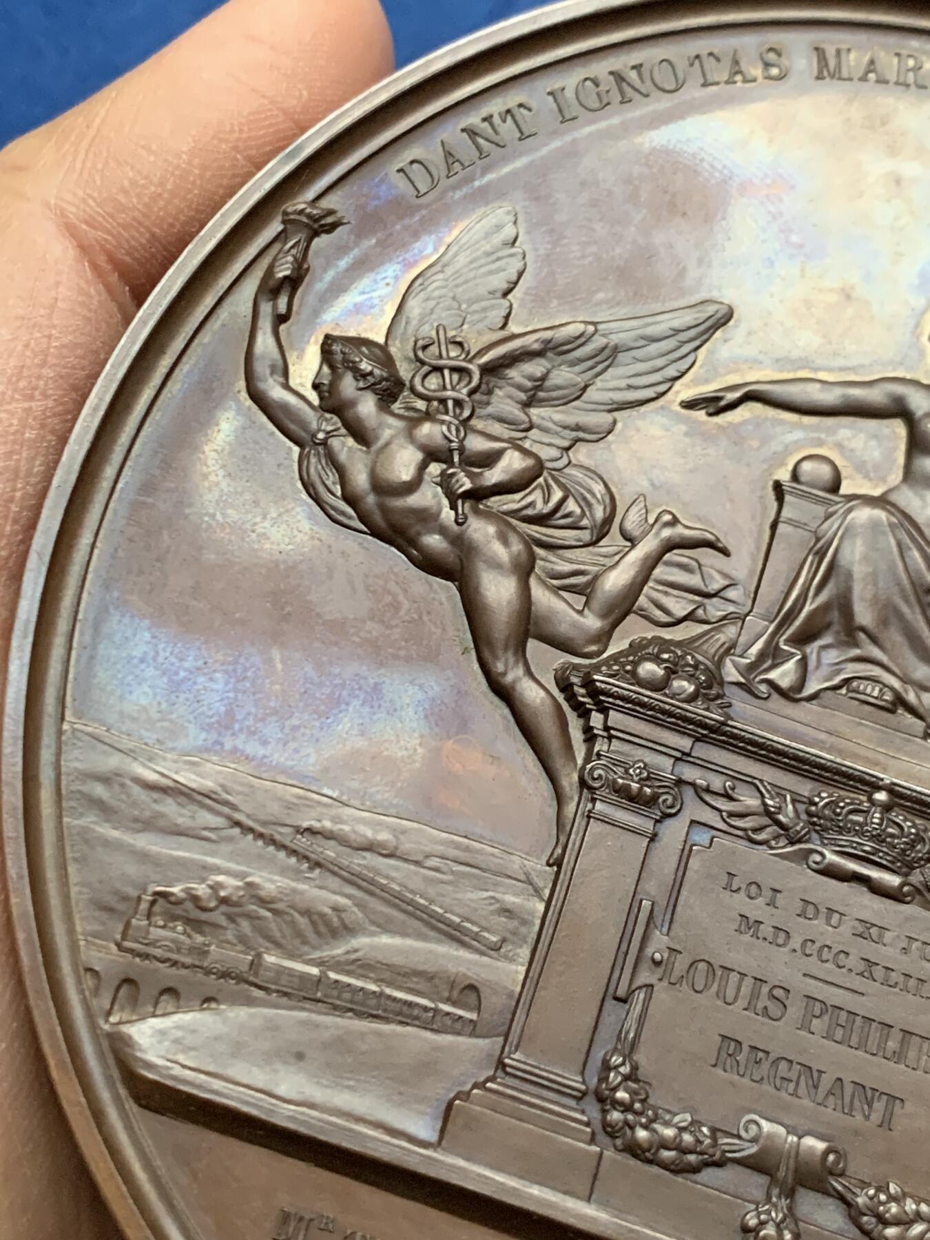 《竞宝斋》第463-465场 周日，周一，周二，3场连拍 （全场包邮）欢迎送拍 1842年法国波旁复辟时期路易-腓力一世铁路法确立纪念超大铜章 带原配木盒保存 过手最大的冲压章  实物非常震撼 品相保存极好 值得收藏 581.2克 111mm 船首铜标