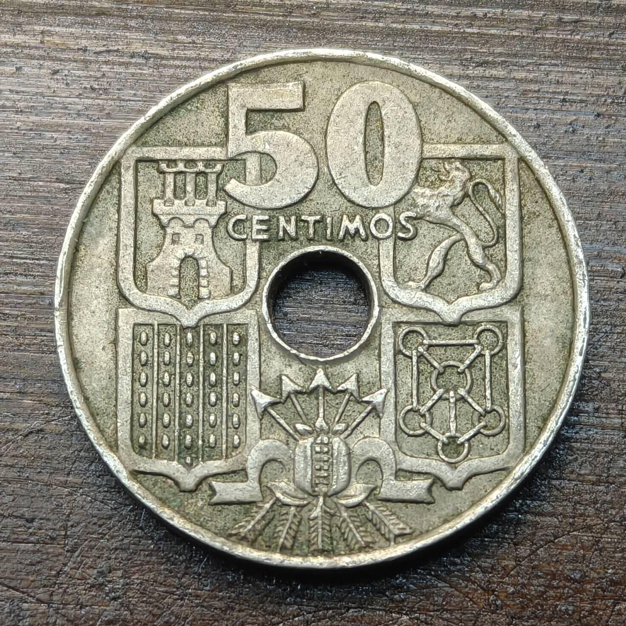 【铜匠收藏】★第143★散币专场 不寄存，30包邮。不满30元，支付5元运费。《接受代拍 代送NGC评级》 65【无寄存】西班牙 1949年 中孔 50分