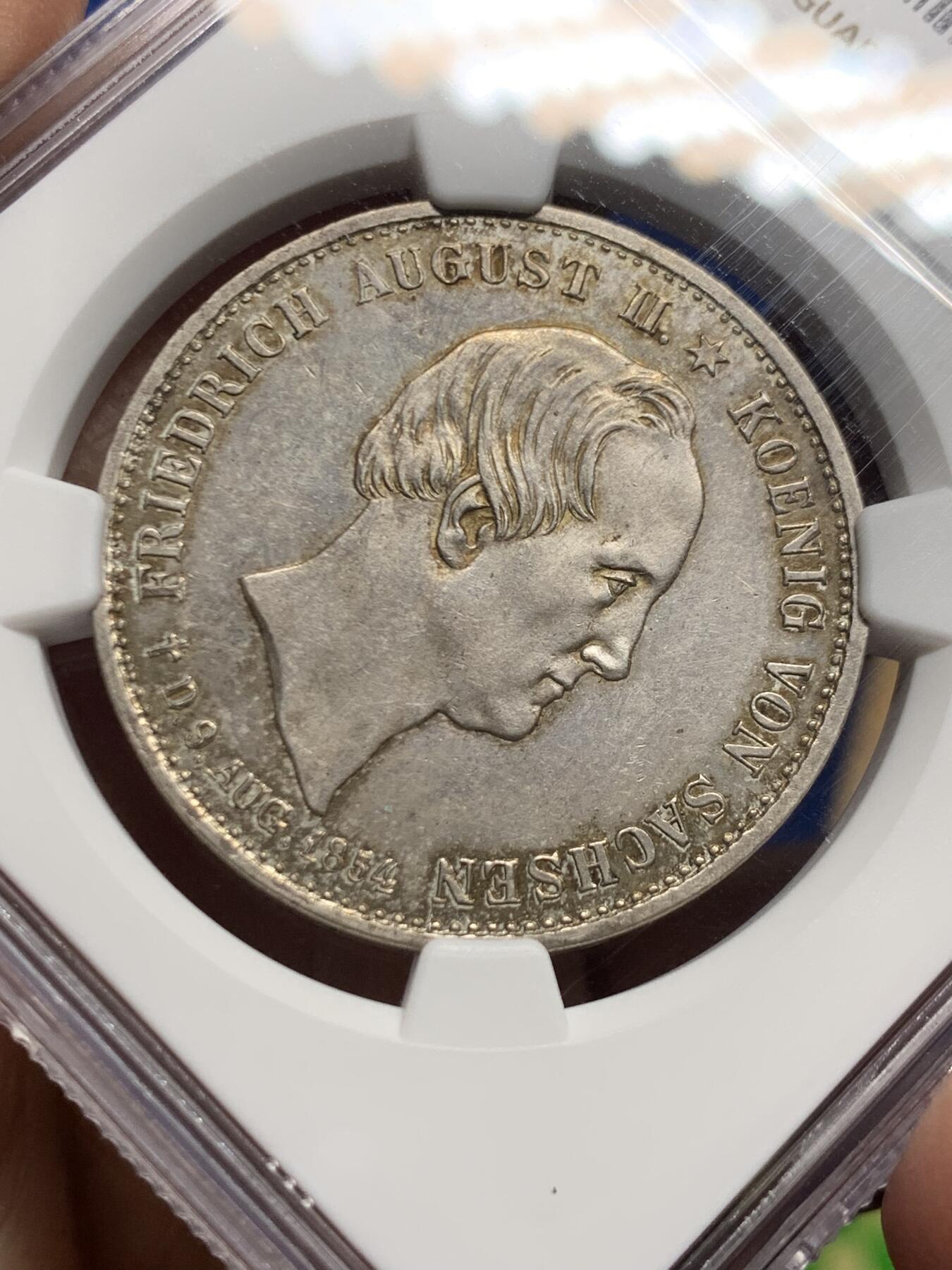 《竞宝斋》第463-465场 周日，周一，周二，3场连拍 （全场包邮）欢迎送拍 NGC MS62 德国萨克森1854奥古斯都逝世纪念泰勒，此版背面双神胸部通常模糊，这枚高点清晰十分难得，欧洲拍来裸币送评，越来越贵的品种！
