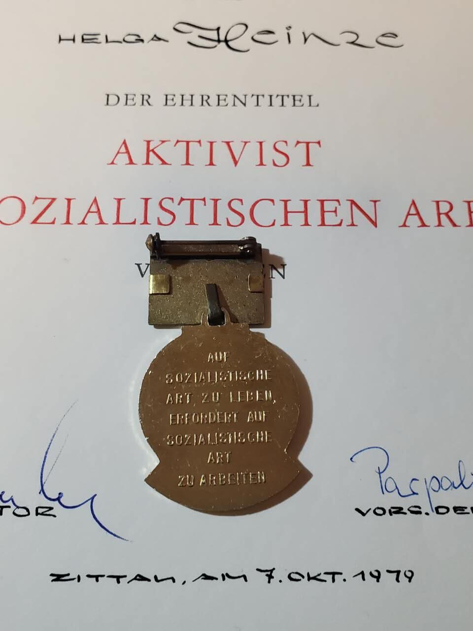 韵星假日军品类拍卖第三十九期暨默多克中校夫妇专场 -- Rimey Holidays Militaria Auction 39 & The Modoks Collection  民主德国社会主义建设功勋活动家带证书一套 证书少见半手写版