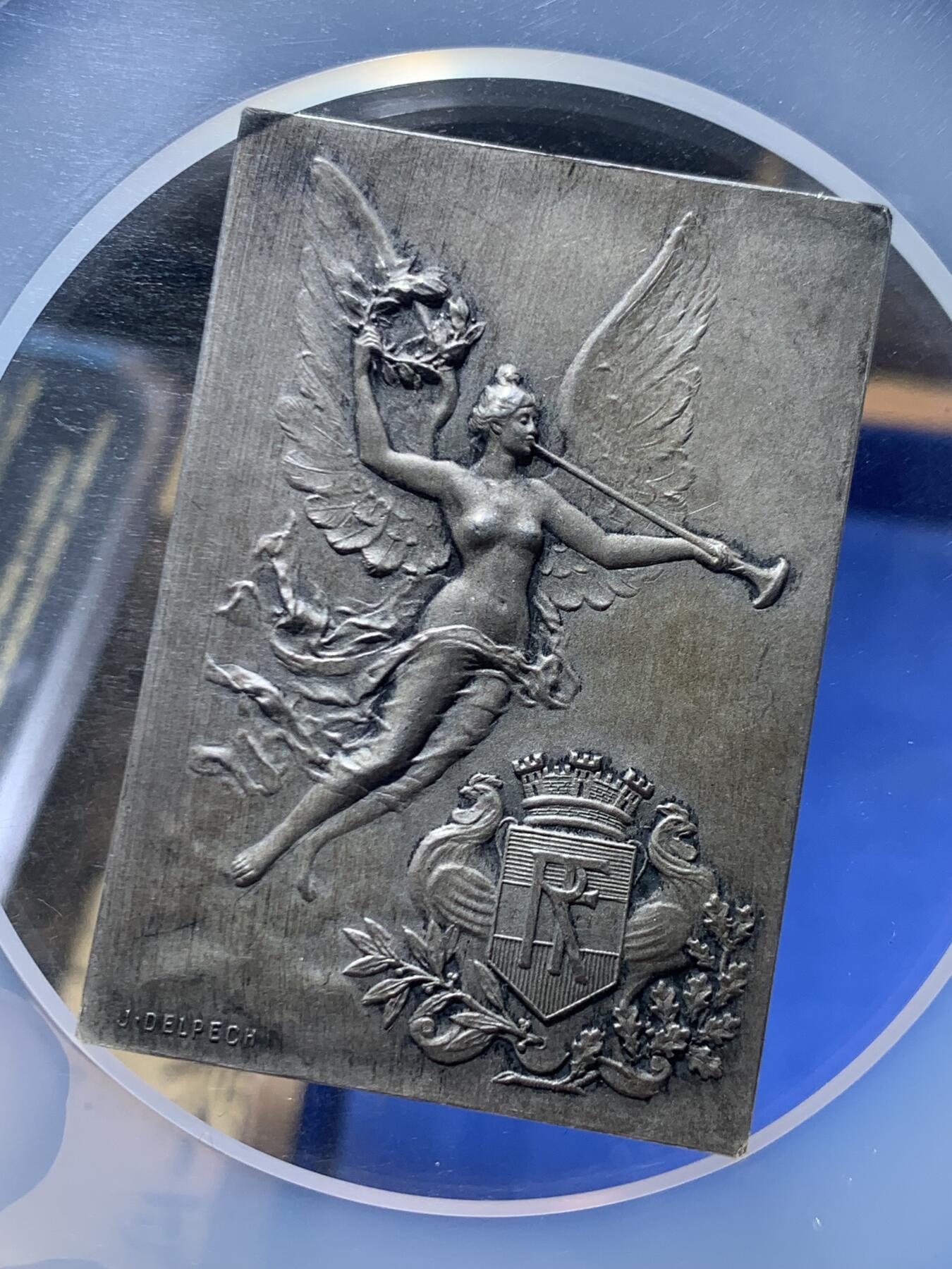 《竞宝斋》第463-465场 周日，周一，周二，3场连拍 （全场包邮）欢迎送拍 NGC MS62 法国胜利女神银章 自由与胜利的号角 雕刻翼状胜利女神形象，手持月桂花环与号角，寓意荣耀与胜利。方型银章，NGC加大盒封装。