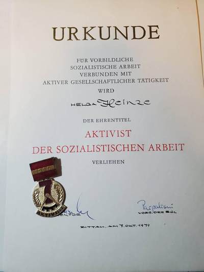 韵星假日军品类拍卖第三十九期暨默多克中校夫妇专场 -- Rimey Holidays Militaria Auction 39 & The Modoks Collection  - 民主德国社会主义建设功勋活动家带证书一套 证书少见半手写版