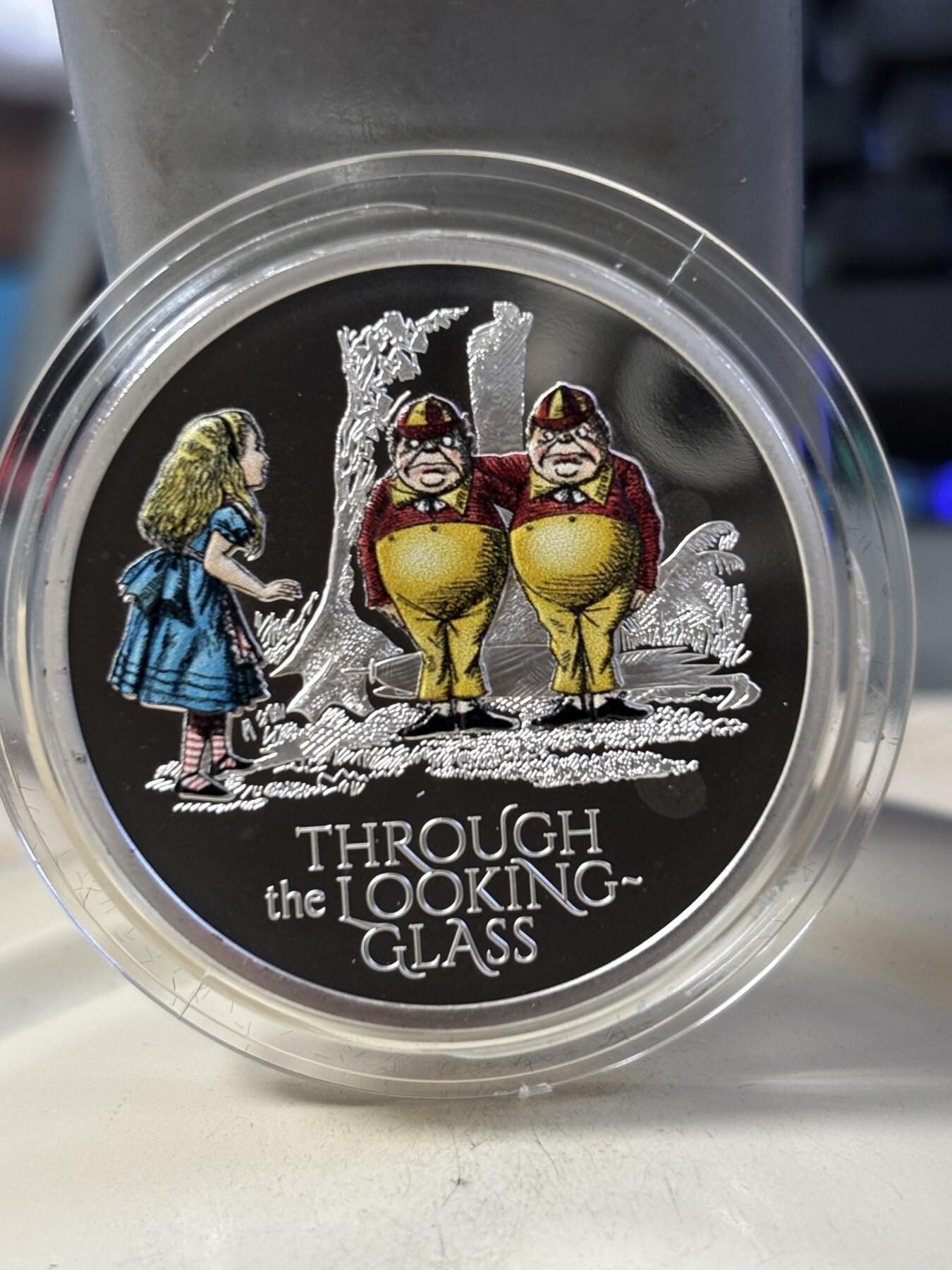 第190期拍卖 英国2021年爱丽丝梦游仙境2镜中奇遇记纪念银币，999银，发行3500枚，有氧化