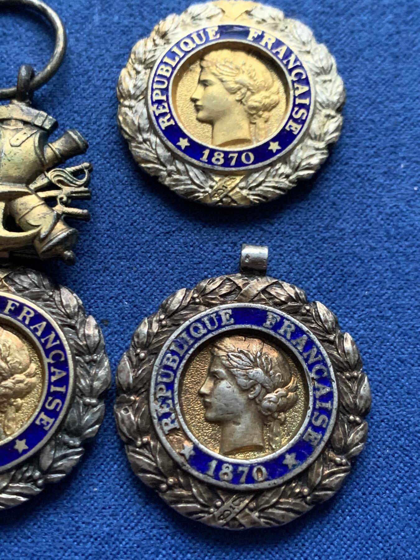 《竞宝斋》第463-465场 周日，周一，周二，3场连拍 （全场包邮）欢迎送拍 三枚一组 法国军事功勋勋章章头 带950银银标 总重46.3克