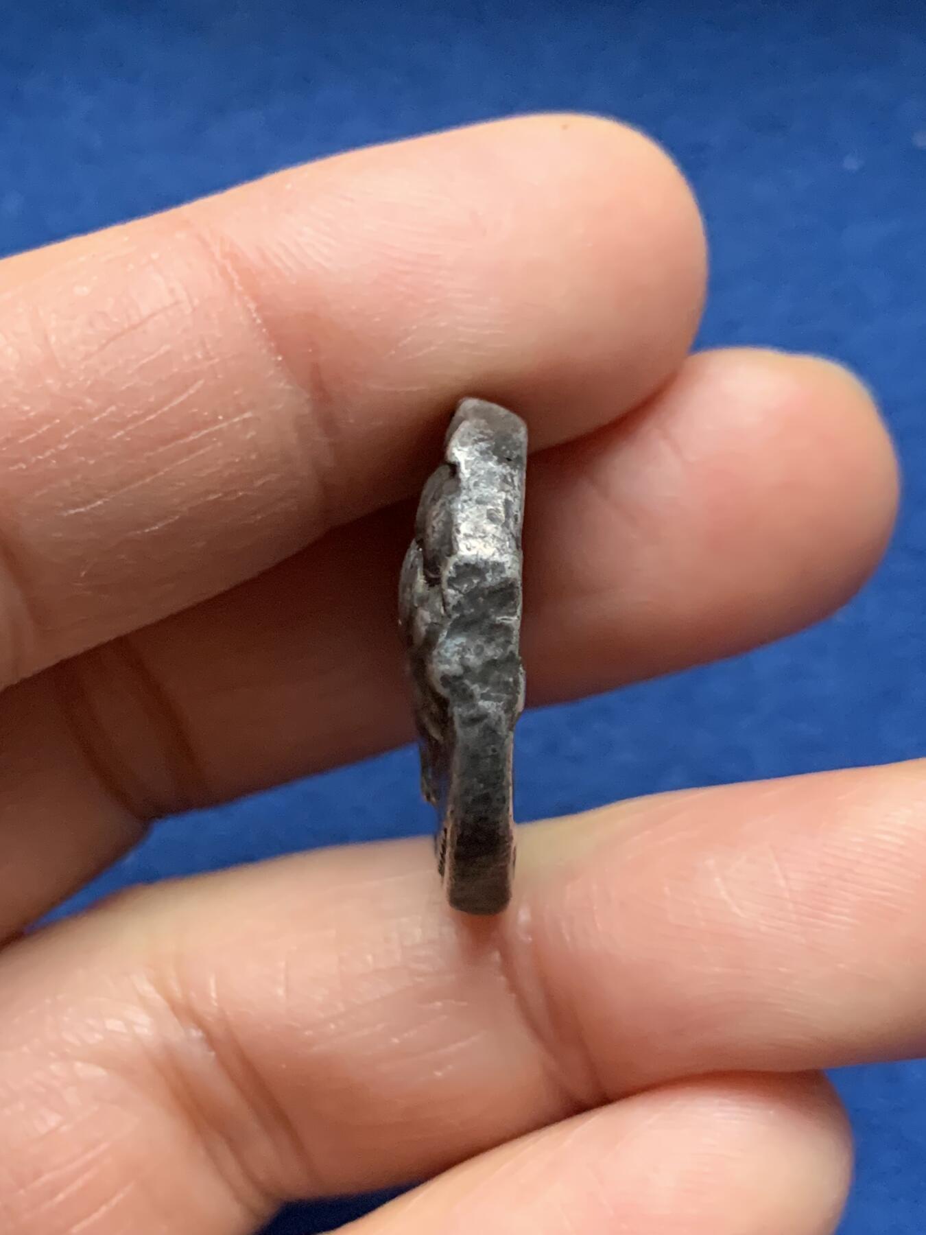 《竞宝斋》第463-465场 周日，周一，周二，3场连拍 （全场包邮）欢迎送拍 炫彩少见 亚历山大型四德拉克马托勒密一世·索特 古希腊公元前317/6年，推罗铸。为托勒密一世.索特(PtolemyISoter)在亚历山大大帝死后担任埃及总督时期所发行，地点为腓尼基的推罗城(Tyre)。正面为赫拉克勒斯头像，头戴象征英雄身份的狮皮;背面为雷神宙斯端坐，左手持权杖，右手托鹰。17.05g，21.9mm