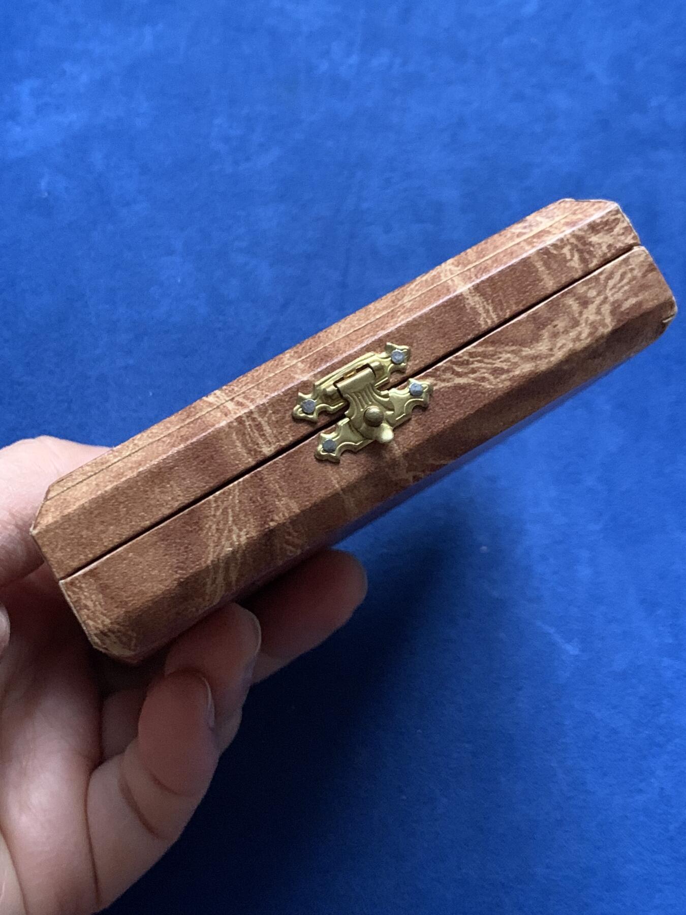 《竞宝斋》第463-465场 周日，周一，周二，3场连拍 （全场包邮）欢迎送拍 法国著名的山泉小镇维希市城市镀银铜章，雕刻画面是著名的古典油画《泉》。无边铭，直径61mm，重量98.2g，品相很美，带原盒