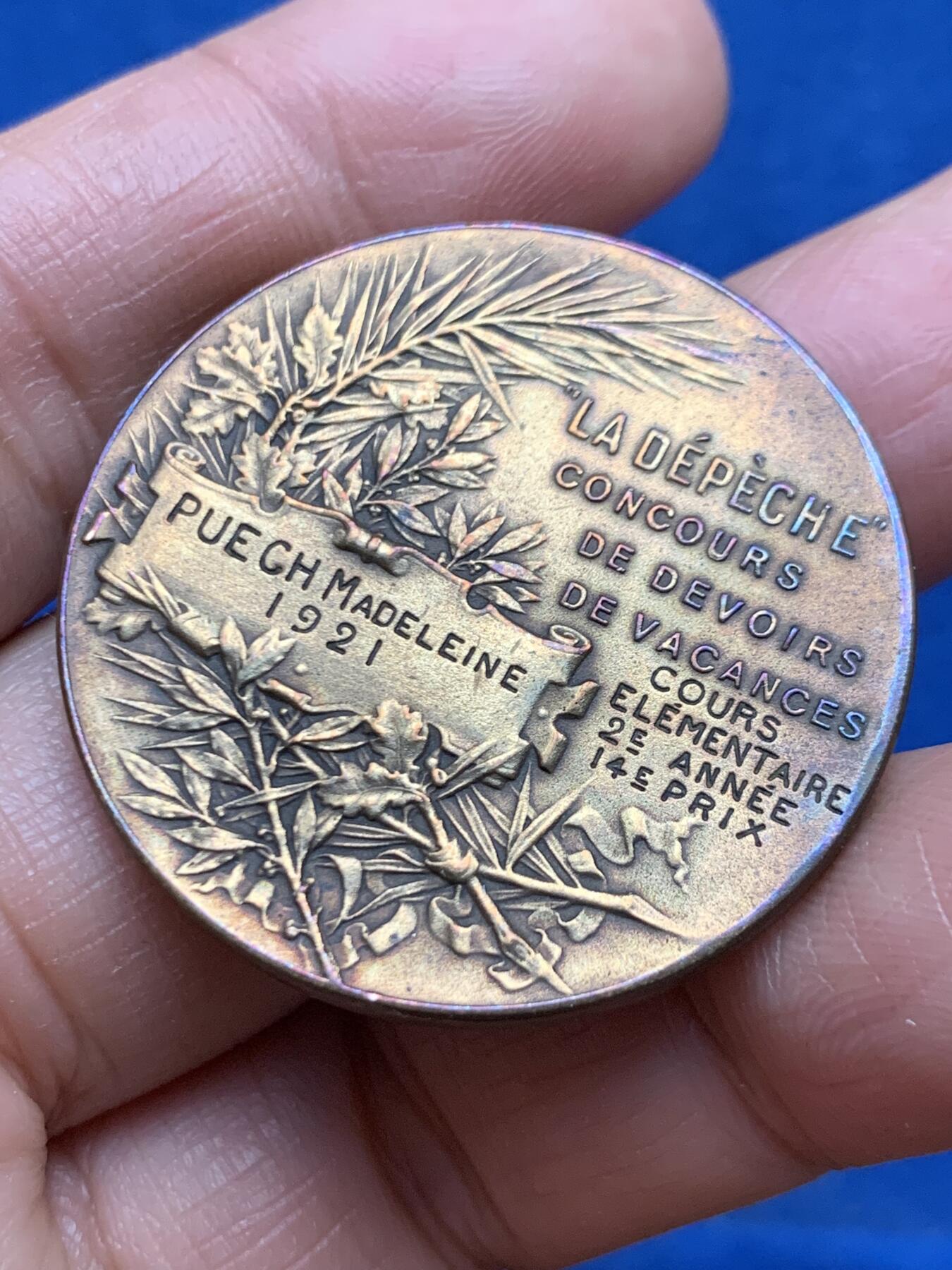 《竞宝斋》第463-465场 周日，周一，周二，3场连拍 （全场包邮）欢迎送拍 1921年法国自由女神奖章，名家罗蒂签名奖章。直径：36.2mm，重量：21.9g，三角铜标。