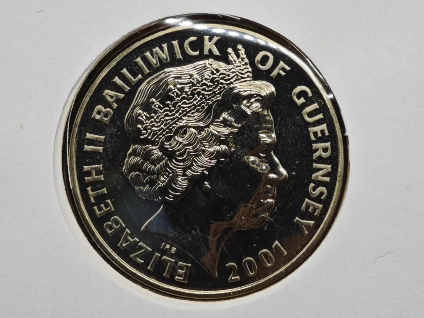 【淘币小摊】限时拍第八百六十二拍  克朗币邮币封场  满百包邮可预留两周  周一统一发货  根西2001年女王75周岁5镑纪念币邮币封