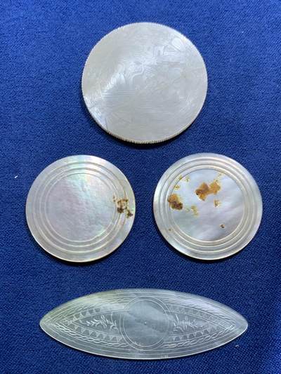 《竞宝斋》第463-465场 周日，周一，周二，3场连拍 （全场包邮）欢迎送拍 - 四枚一组 英国回流 清螺钿贝母筹码，菱型圆形，珠光水润，包括大型圆形厚片人物（有裂）一枚