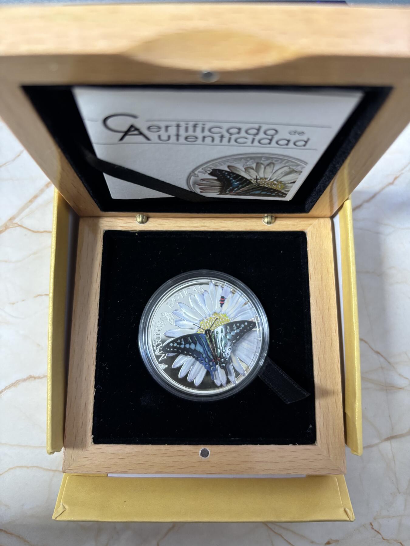 第190期拍卖 赤道几内亚2015年开盖就飞蝶恋花立体蝴蝶彩色银币，999银，25克，发行2500枚