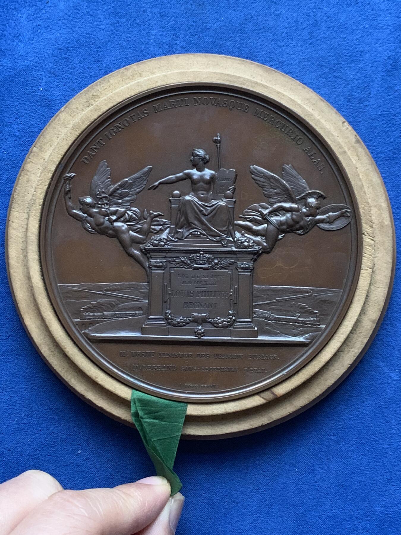 《竞宝斋》第463-465场 周日，周一，周二，3场连拍 （全场包邮）欢迎送拍 1842年法国波旁复辟时期路易-腓力一世铁路法确立纪念超大铜章 带原配木盒保存 过手最大的冲压章  实物非常震撼 品相保存极好 值得收藏 581.2克 111mm 船首铜标