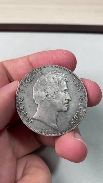 万国钱币拍卖第060期（万国六十期纪念大拍） 1844年德国巴伐利亚路德维希一世统帅堂历史2泰勒 为庆祝统帅堂在慕尼黑落成而发行了此枚历史2泰勒加以纪念，统帅堂的造型模仿了弗洛伦萨佣兵长廊的造型，为了纪念巴伐利亚的统帅和怀念君主时代的辉煌胜利而建，现已成为了慕尼黑的标志性建筑之一。原味五彩转光难得好品收藏级