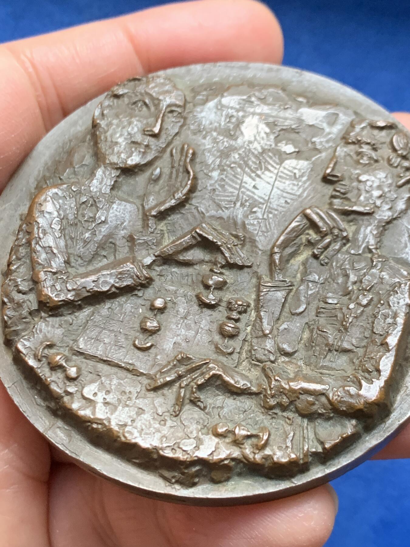 《竞宝斋》第463-465场 周日，周一，周二，3场连拍 （全场包邮）欢迎送拍 国际象棋超高浮雕纪念大铜章 少见 重211克 67.5mm