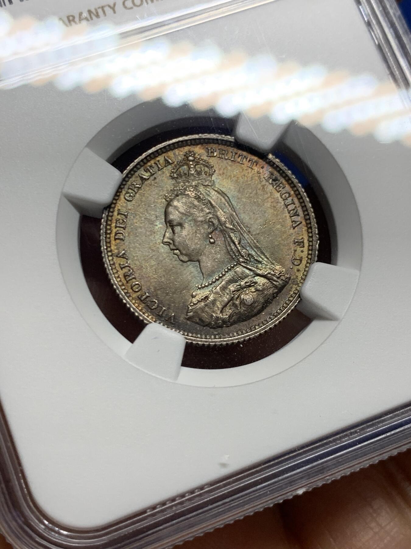 《竞宝斋》第463-465场 周日，周一，周二，3场连拍 （全场包邮）欢迎送拍 NGC MS63 英国1887年 维多利亚女王1先令银币。百年库藏。长期储存形成的欧洲五彩包浆，双面色泽皆美丽动人，63里的极品，姹紫嫣红。