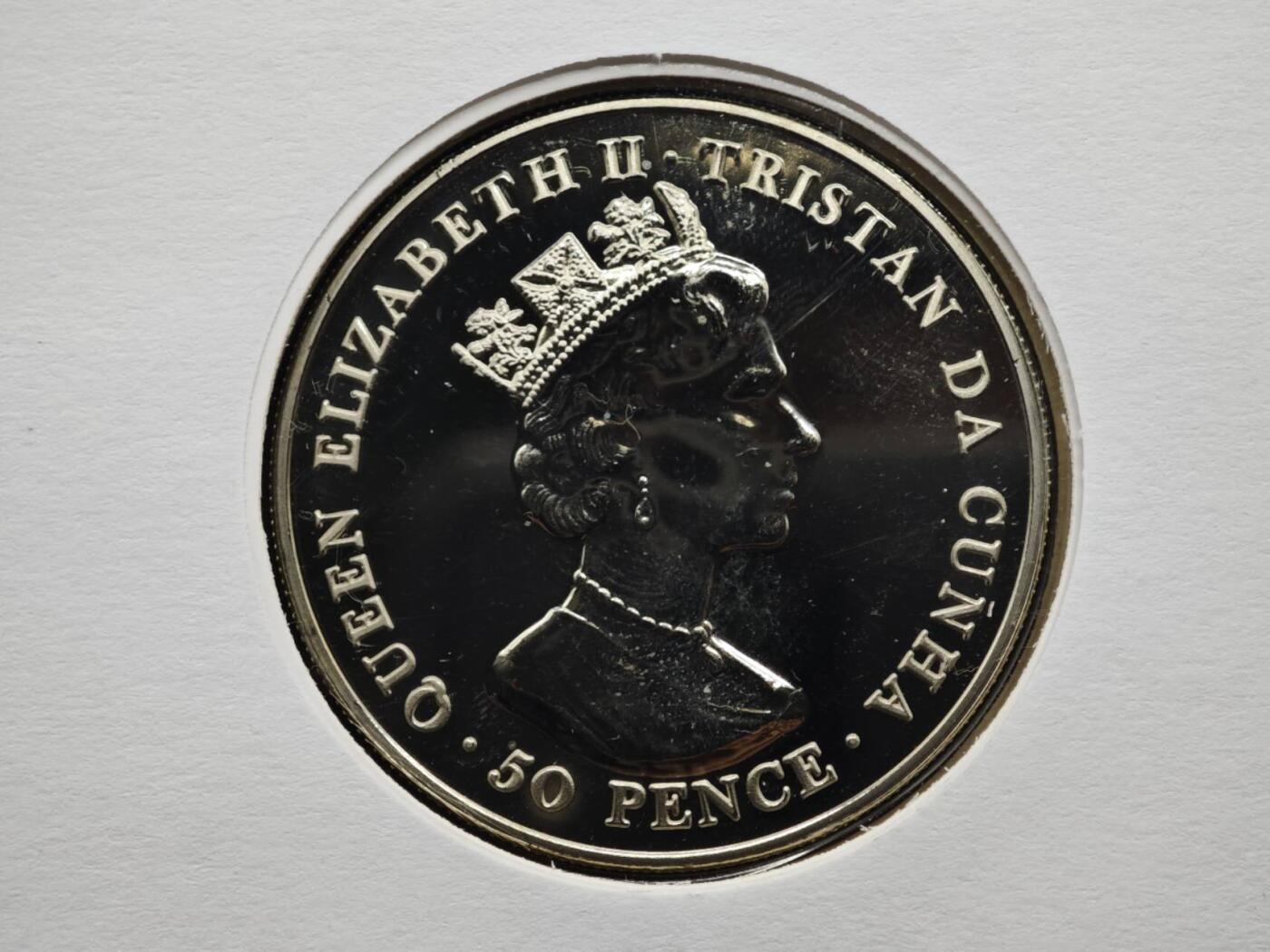 【淘币小摊】限时拍第八百六十二拍  克朗币邮币封场  满百包邮可预留两周  周一统一发货  特里斯坦达库尼亚2001年女王75周岁50便士纪念币邮币封