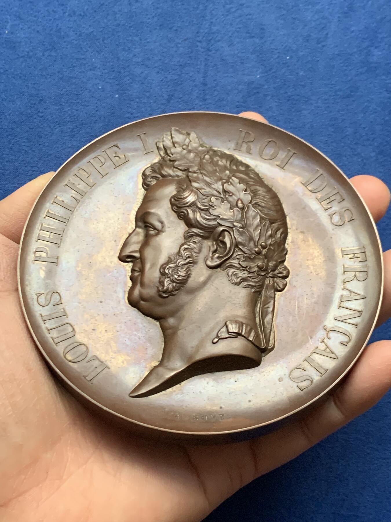 《竞宝斋》第463-465场 周日，周一，周二，3场连拍 （全场包邮）欢迎送拍 1842年法国波旁复辟时期路易-腓力一世铁路法确立纪念超大铜章 带原配木盒保存 过手最大的冲压章  实物非常震撼 品相保存极好 值得收藏 581.2克 111mm 船首铜标