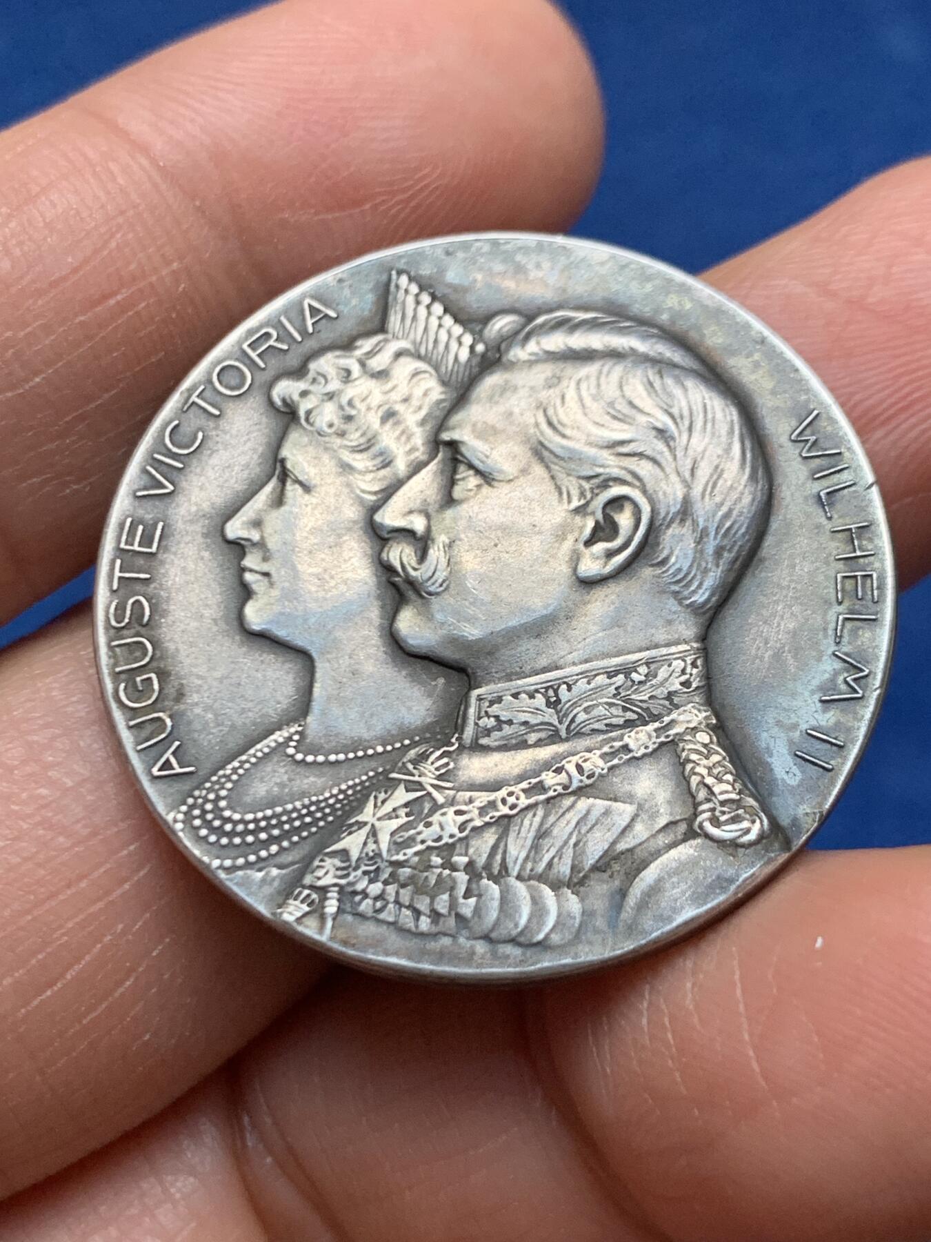 《竞宝斋》第463-465场 周日，周一，周二，3场连拍 （全场包邮）欢迎送拍 德国普鲁士1906年威廉二世x古斯塔维多利亚25周年银婚纪念银章 33.4mm 16.15g 双天使捧皇冠 稀少品种