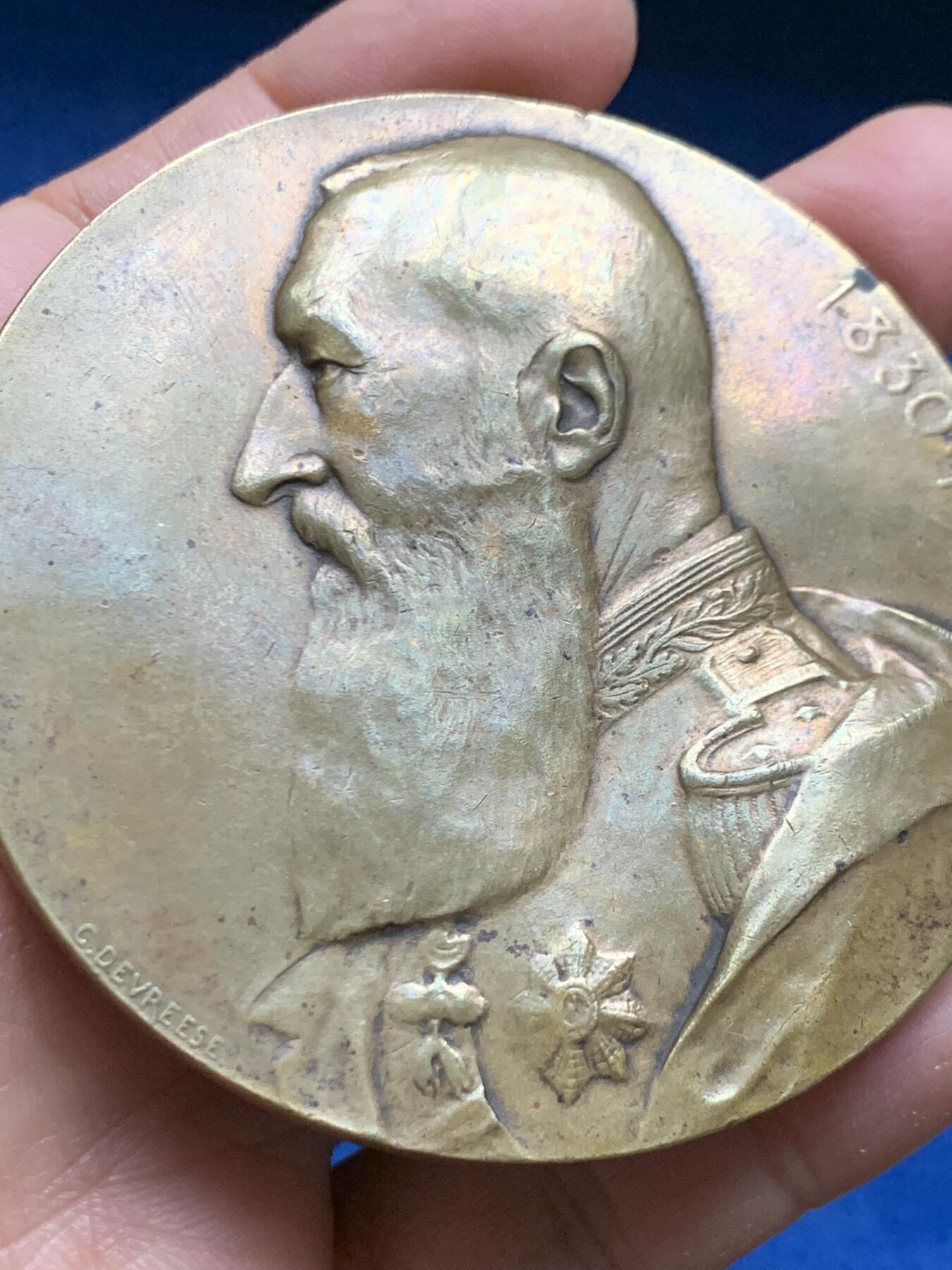 《竞宝斋》第463-465场 周日，周一，周二，3场连拍 （全场包邮）欢迎送拍 比利时王国1930年独立100周年纪念超大铜章，正面女神树下左手执旗右手擎花眺望远方日出出神，身畔狮王守护随行。背面国王利奥波德二世戎装带勋侧身像。直径：69.5mm，重量：127.5g