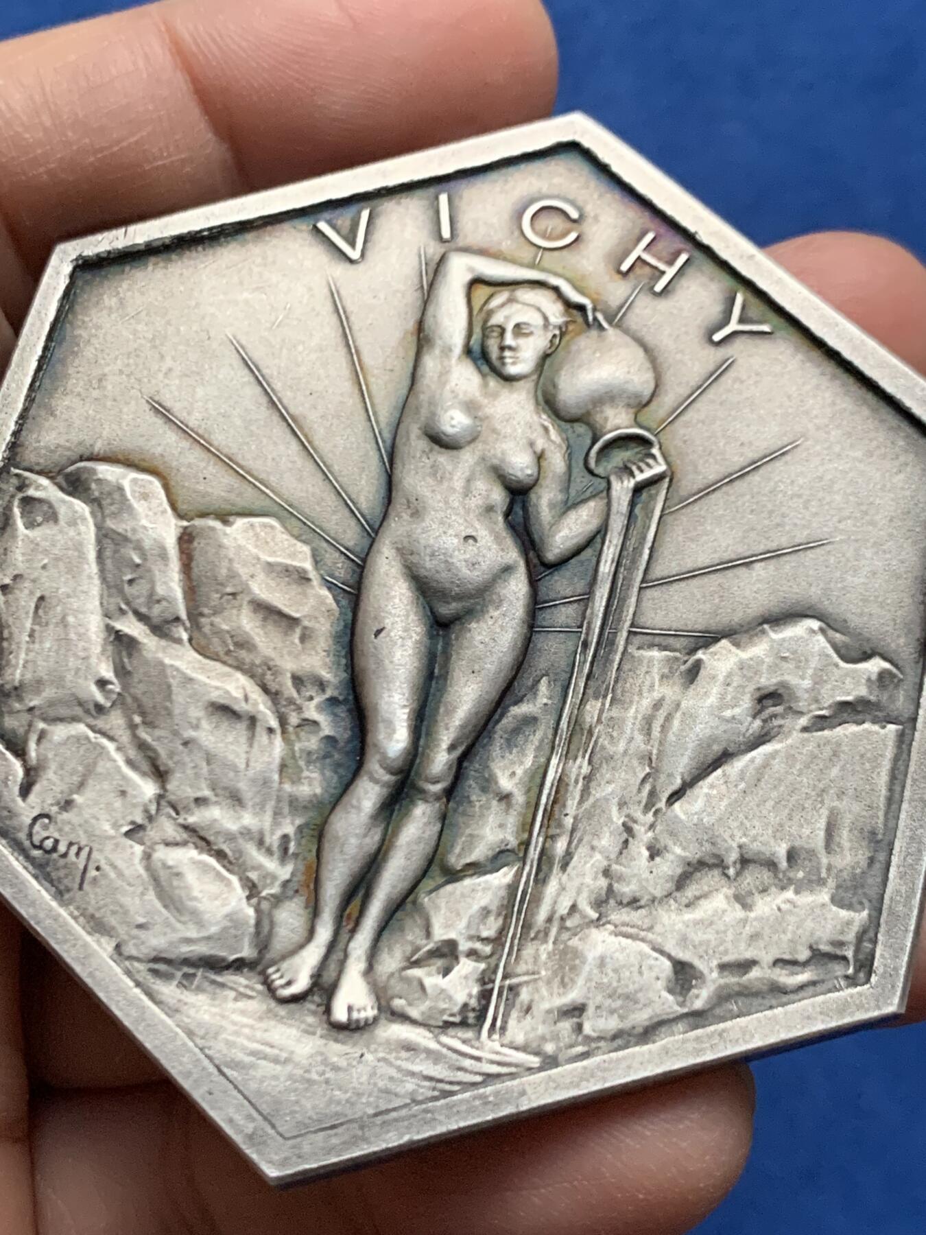 《竞宝斋》第463-465场 周日，周一，周二，3场连拍 （全场包邮）欢迎送拍 法国著名的山泉小镇维希市城市镀银铜章，雕刻画面是著名的古典油画《泉》。无边铭，直径61mm，重量98.2g，品相很美，带原盒