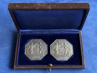 《竞宝斋》第463-465场 周日，周一，周二，3场连拍 （全场包邮）欢迎送拍 - 法国人寿保险公司银质八角代币 2枚装原装皮盒套装 出厂品相 皇家保险银质奖章 正面中央铭文"La Prvoyancedotel'Avenir"意为"远见为未来奠基"，画面寓意储蓄、保障与对未来的规划。总重约40.3g，36mm，丰饶角银标。