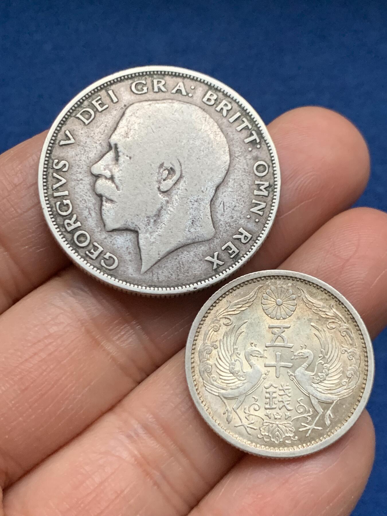 《竞宝斋》第463-465场 周日，周一，周二，3场连拍 （全场包邮）欢迎送拍 两枚一组 日本双凤五十钱银币 昭和12年（1937年）币面五彩包浆 转光很好 适合收藏 + 英国1923年半克朗银币 乔治五世像 13.8克 半银 流通品相 原汁原味 手盘很润！