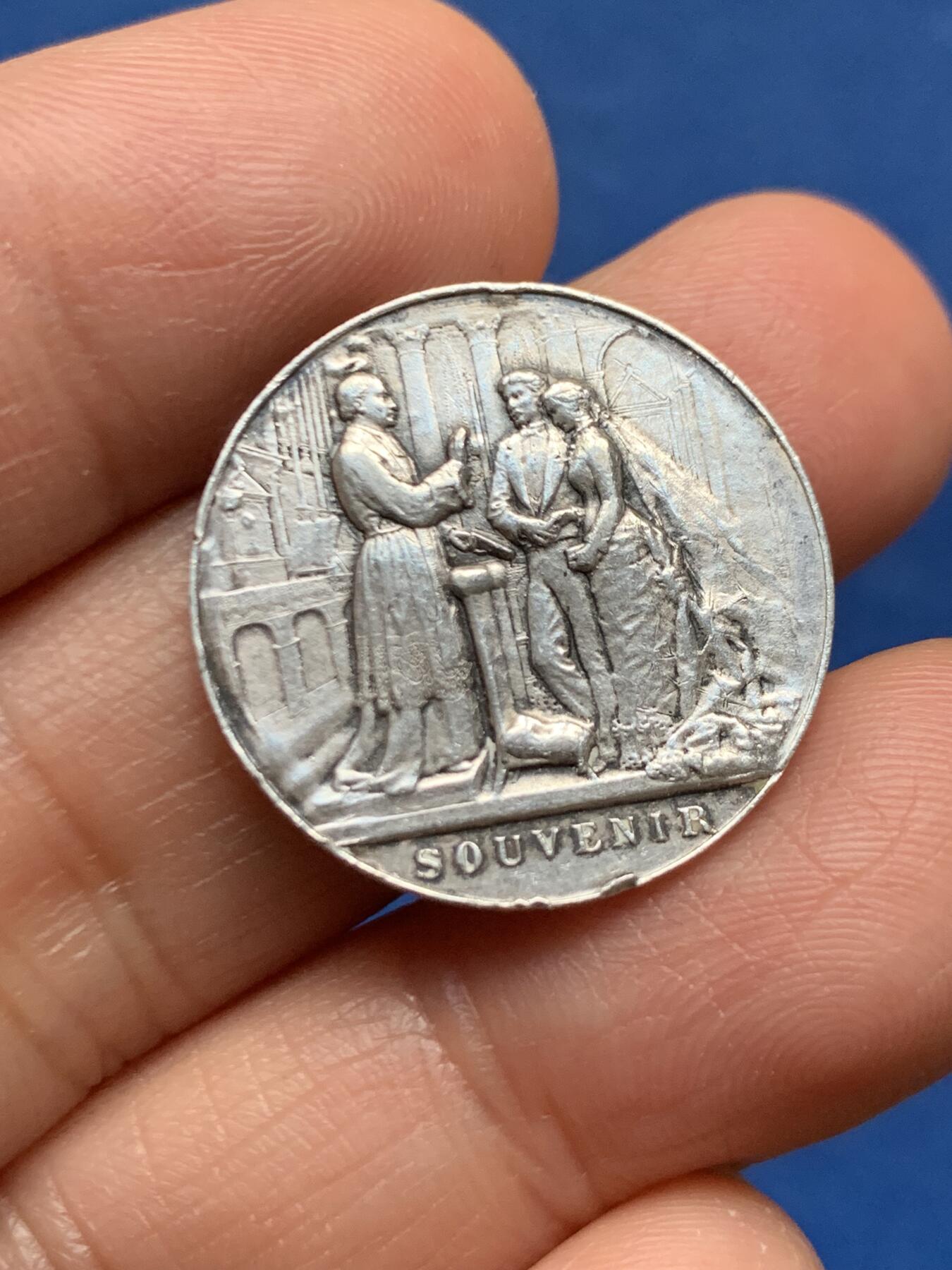 《竞宝斋》第463-465场 周日，周一，周二，3场连拍 （全场包邮）欢迎送拍 法国婚礼纪念银章 背面未刻字 23.4mm 3.62g