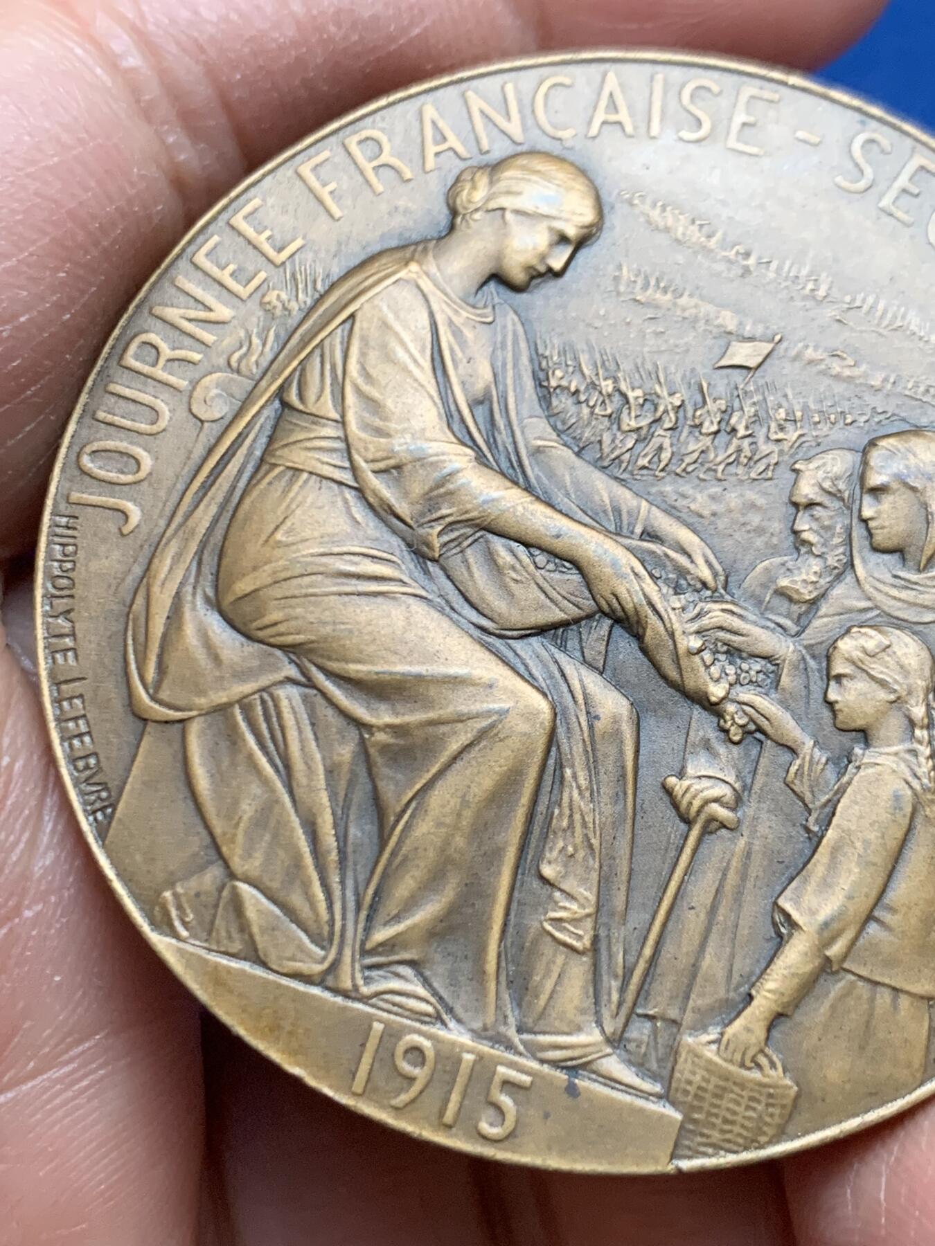 《竞宝斋》第463-465场 周日，周一，周二，3场连拍 （全场包邮）欢迎送拍 法国艺术大章一战1915年女神坐像高卢雄鸡高浮雕大铜章，品相佳。直径：49.3mm，重量：65.9g。