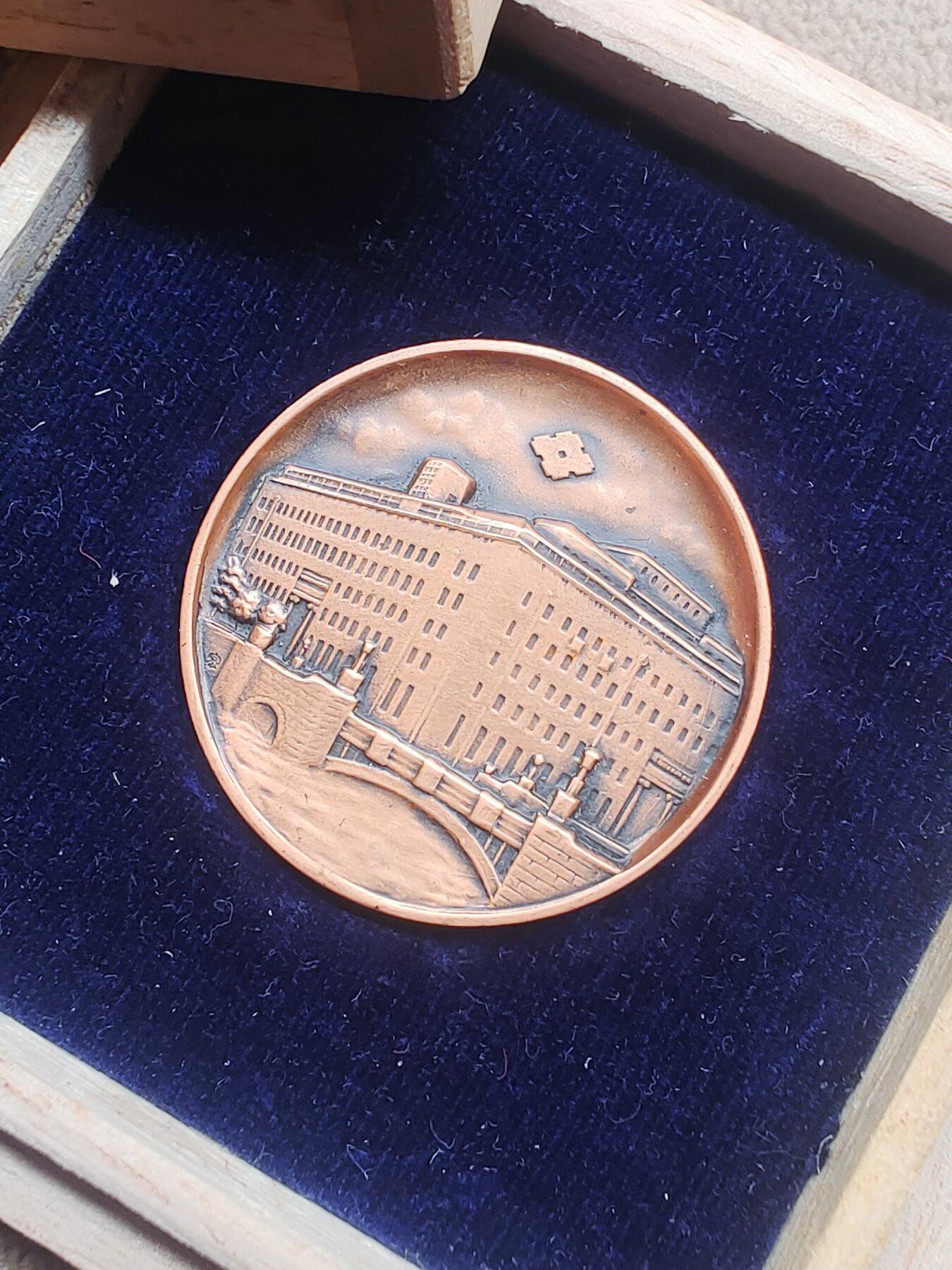 昭和早期警视厅赠总监浮雕鎏金大铜章 纪念章 证章