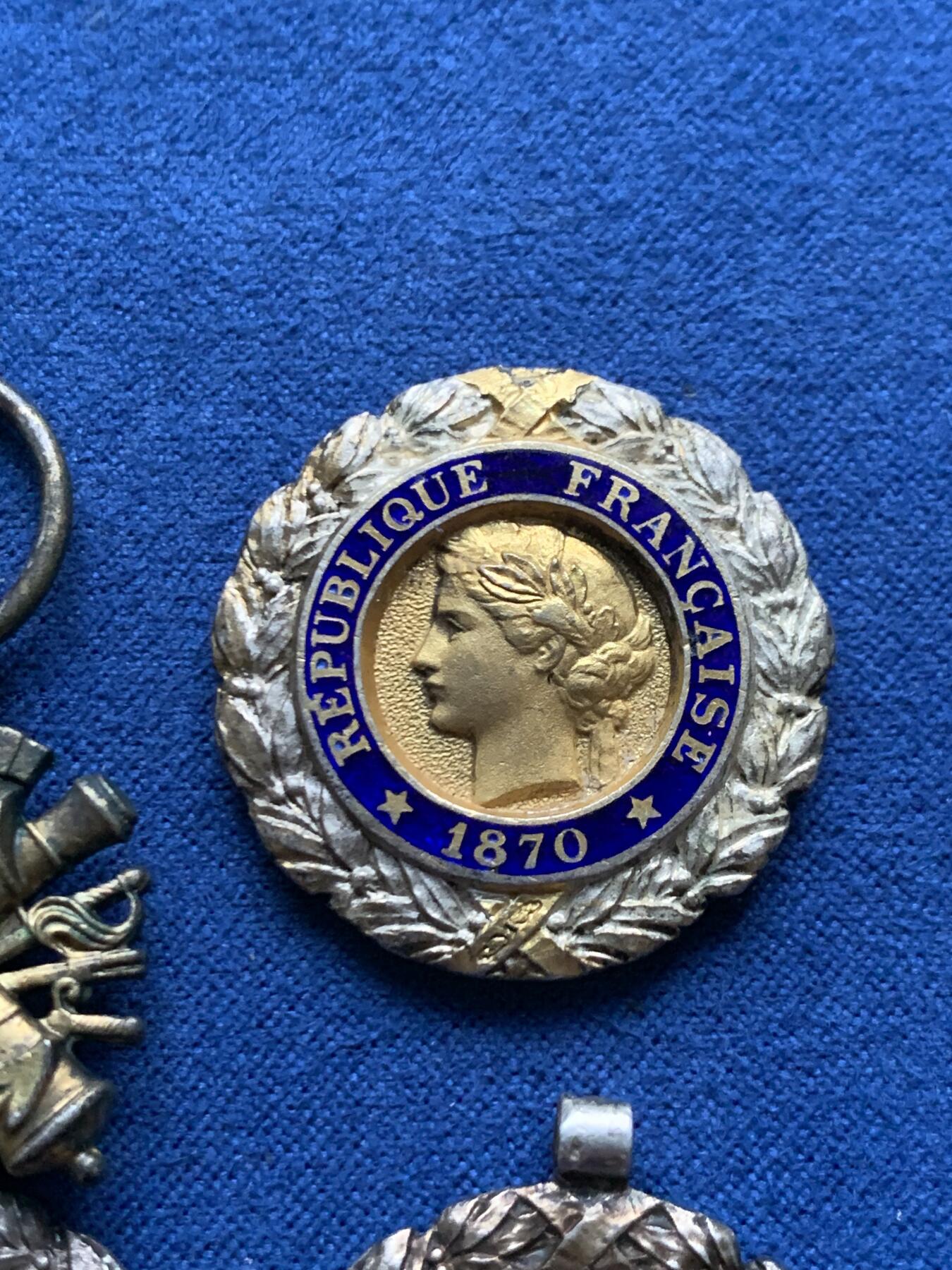 《竞宝斋》第463-465场 周日，周一，周二，3场连拍 （全场包邮）欢迎送拍 三枚一组 法国军事功勋勋章章头 带950银银标 总重46.3克