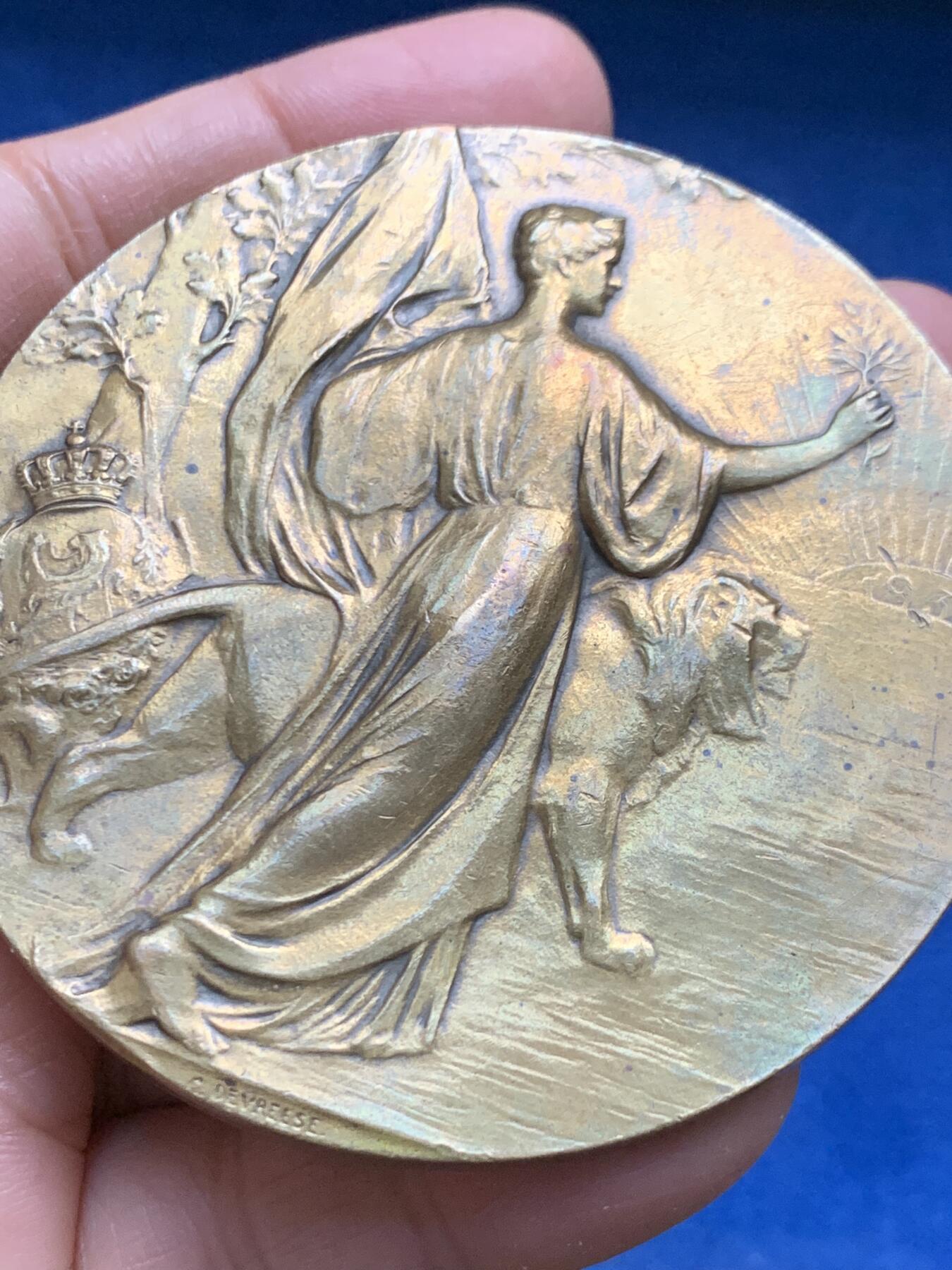 《竞宝斋》第463-465场 周日，周一，周二，3场连拍 （全场包邮）欢迎送拍 比利时王国1930年独立100周年纪念超大铜章，正面女神树下左手执旗右手擎花眺望远方日出出神，身畔狮王守护随行。背面国王利奥波德二世戎装带勋侧身像。直径：69.5mm，重量：127.5g