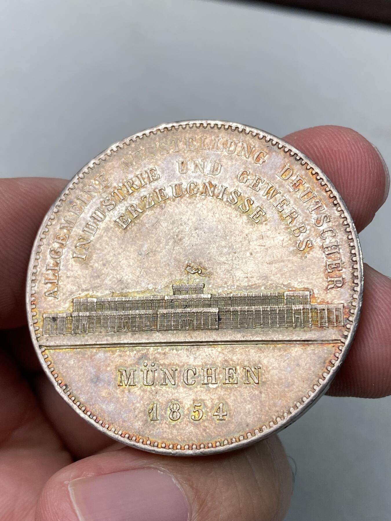 万国钱币拍卖第060期（万国六十期纪念大拍） 1854年巴伐利亚马克西米利安二世水晶宫历史2泰勒 相较尺寸独树一帜的路一历史2T 规格回归流通2T的马二历史系列 水晶宫绝对是其中绕不开的品种 原味香槟玫瑰彩细节极佳