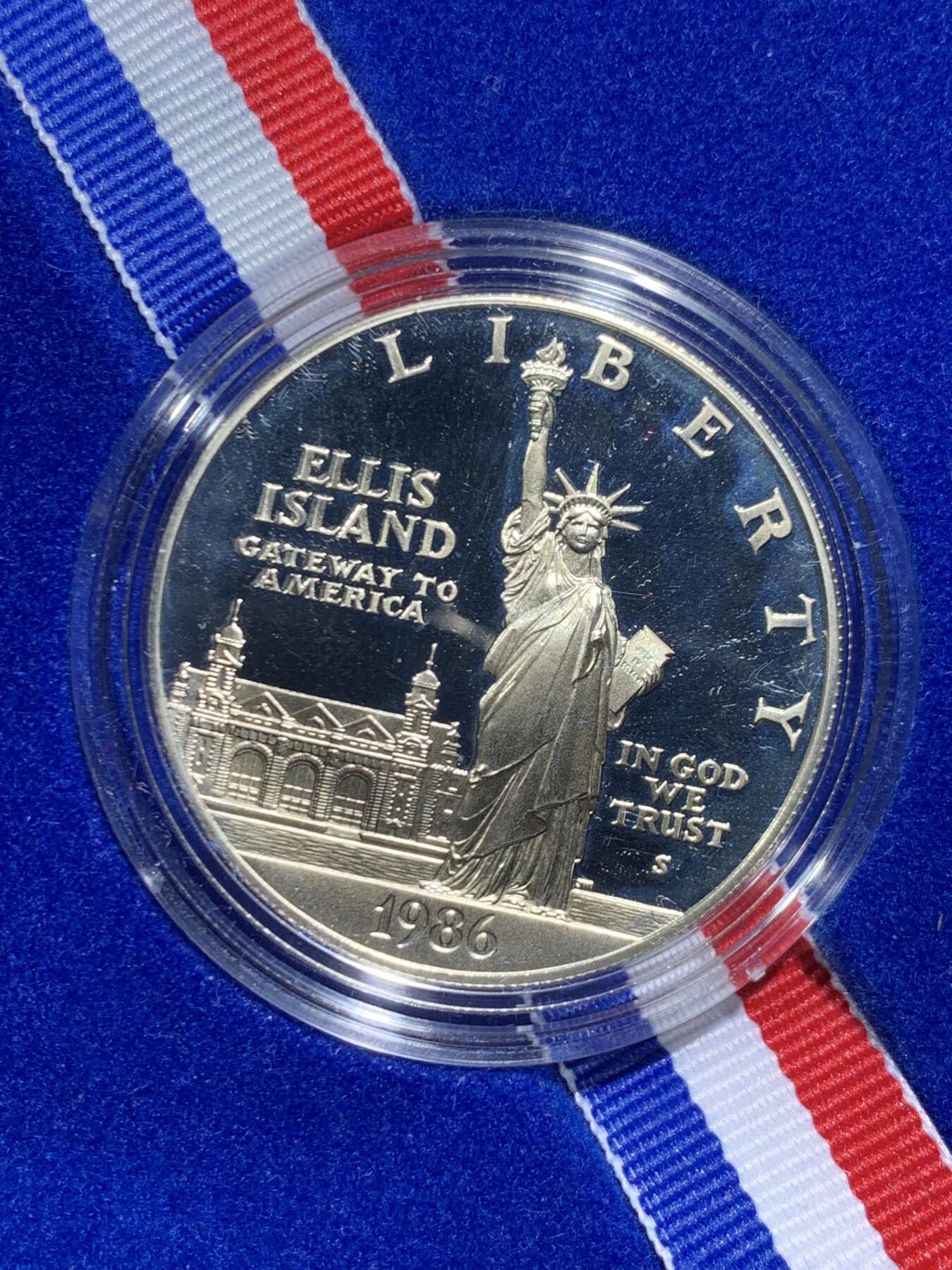 《竞宝斋》第463-465场 周日，周一，周二，3场连拍 （全场包邮）欢迎送拍 1986年美国1美元精制银币 自由女神像 26.73克900银 盒证全