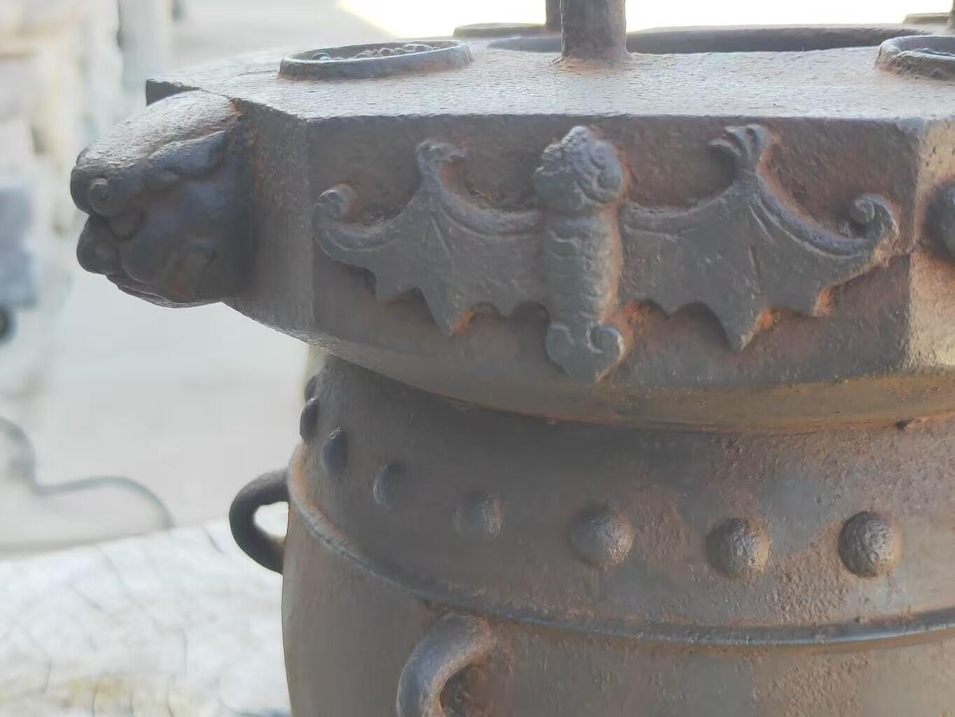 晚清，铸铁制造，千秋如意，福寿一体小茶炉一件。形壮象个鼓，并且上下两趟鼓钉，顶部铸有，千秋如意四个字，转圈铸有六个蝙蝠，两个兽头。底部炉条和炉身一体。整体造型美观大气，寓意深远，全品完整无残，包老。 尺寸直径19/高23Cm  重8.1斤